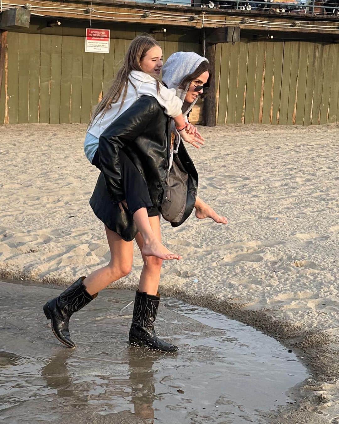 シェリー・ヘニッヒのインスタグラム：「Camp has commenced & I learned my camper loves beach flowers plants animals dance HATES dry texting」