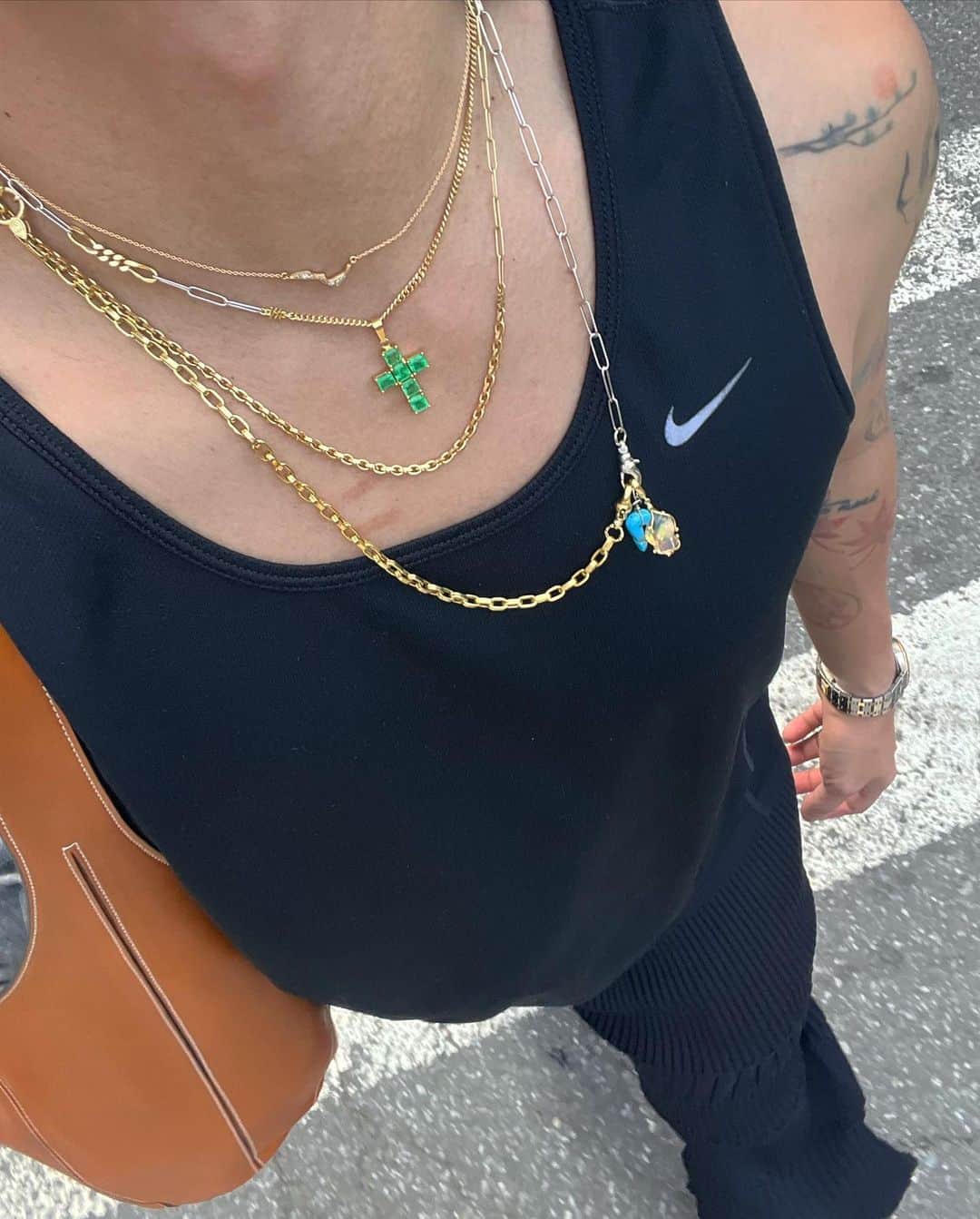 のインスタグラム：「I love all of my designs and am proud of what I've built for @milamorejewelry 🫶. My latest favorite is the mini Kintsugi necklace. I designed it to resemble a Kintsugi on your neck 😜. It's a great piece to layer or wear alone ♥️  ミラモアは肌身離さずつけているくらい愛している♥️新作のミニKintsugiネックレスはレイヤードしても、一本でつけてもかっこいい🤭首元がまるで金継ぎされているかのようにデザインしたんだ😉」