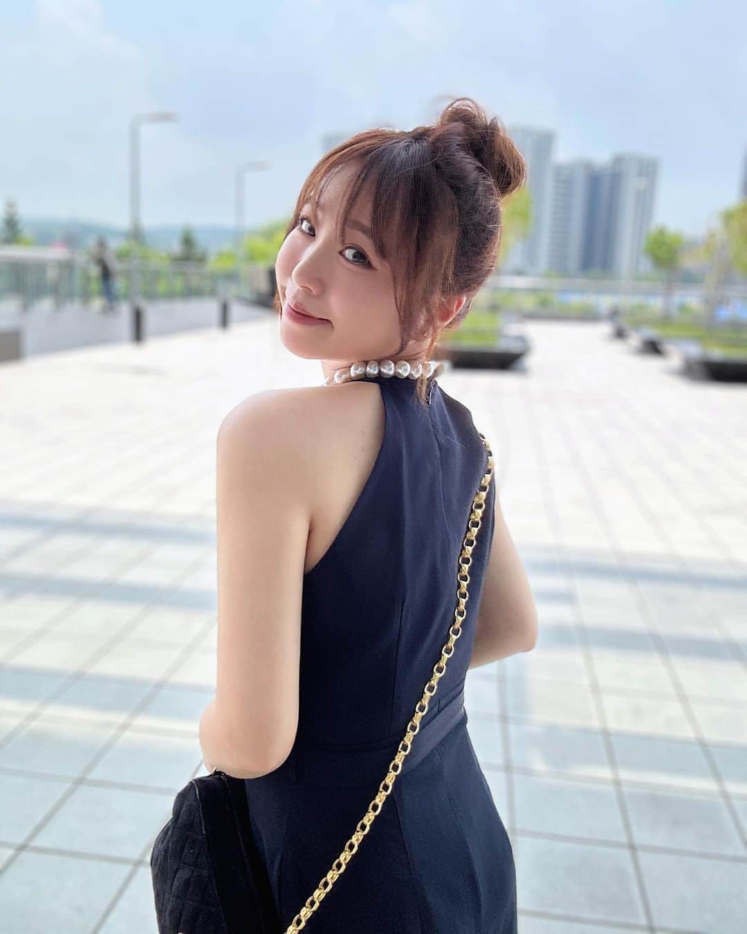 鄭茵聲のインスタグラム：「趁亂在台中高鐵站擺拍 這空地豔陽高照 但我不畏懼不塗防曬🤣多曬點太陽才會好睡 擁有好心情 不用吃維生素D🫰🏻 敲好看連身褲： @marjorie.official_」