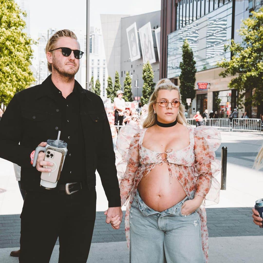 キンバリー・ペリーさんのインスタグラム写真 - (キンバリー・ペリーInstagram)「“mama does cma fest 2023” - what an absolute DREAM to be invited to play my favorite stages with my favorite people in my favorite town at 7 mos pregnant. thank you all for coming out to sing along and show your love and support. it means the whole world to me. can’t wait to hit the road in the fall !! 🌸🌸🫶 keep bloomin’ yall. pic magic by @taylorgkelly」6月14日 7時12分 - thekimberlyperry