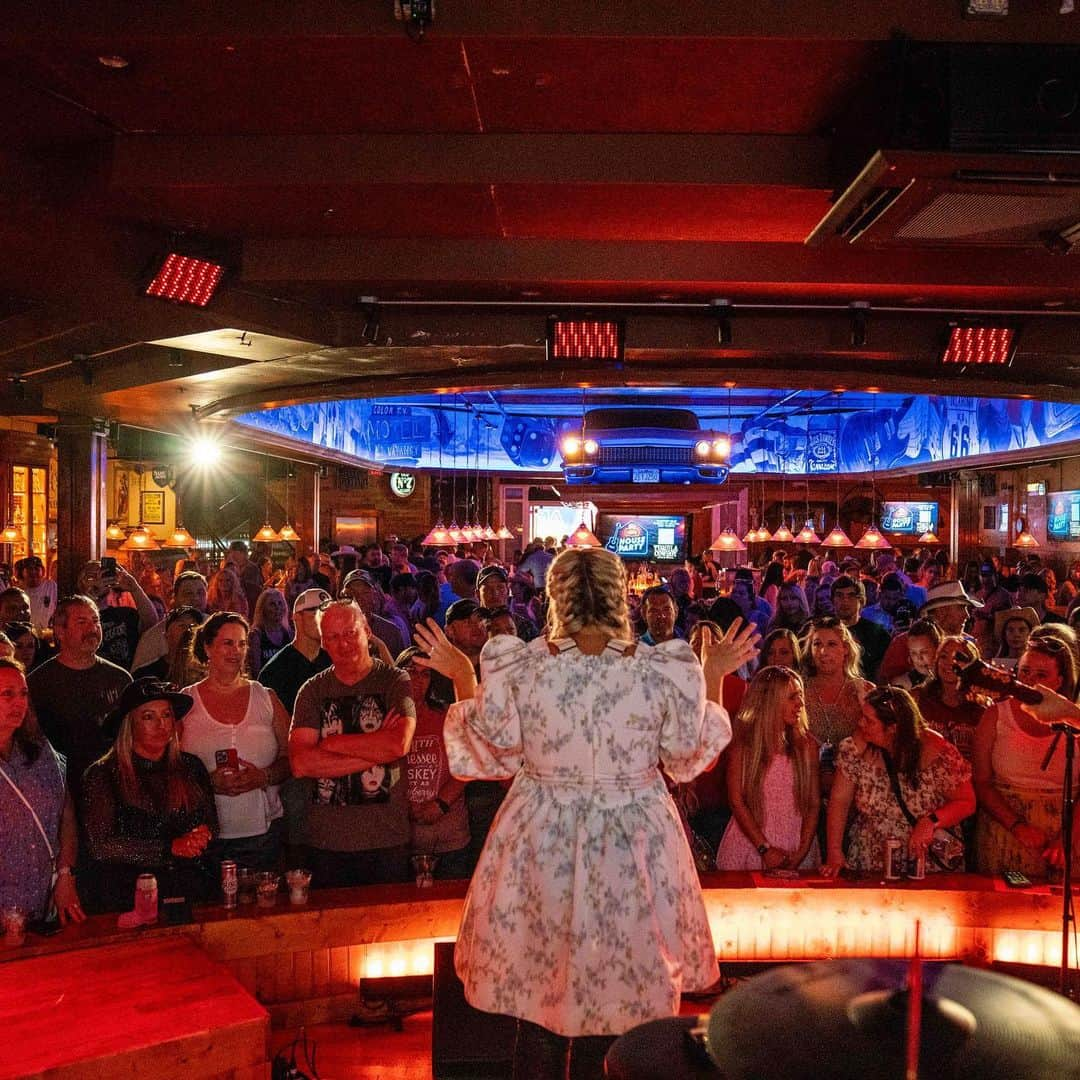 キンバリー・ペリーさんのインスタグラム写真 - (キンバリー・ペリーInstagram)「“mama does cma fest 2023” - what an absolute DREAM to be invited to play my favorite stages with my favorite people in my favorite town at 7 mos pregnant. thank you all for coming out to sing along and show your love and support. it means the whole world to me. can’t wait to hit the road in the fall !! 🌸🌸🫶 keep bloomin’ yall. pic magic by @taylorgkelly」6月14日 7時12分 - thekimberlyperry