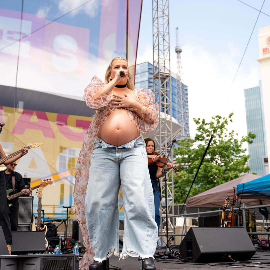 キンバリー・ペリーさんのインスタグラム写真 - (キンバリー・ペリーInstagram)「“mama does cma fest 2023” - what an absolute DREAM to be invited to play my favorite stages with my favorite people in my favorite town at 7 mos pregnant. thank you all for coming out to sing along and show your love and support. it means the whole world to me. can’t wait to hit the road in the fall !! 🌸🌸🫶 keep bloomin’ yall. pic magic by @taylorgkelly」6月14日 7時12分 - thekimberlyperry