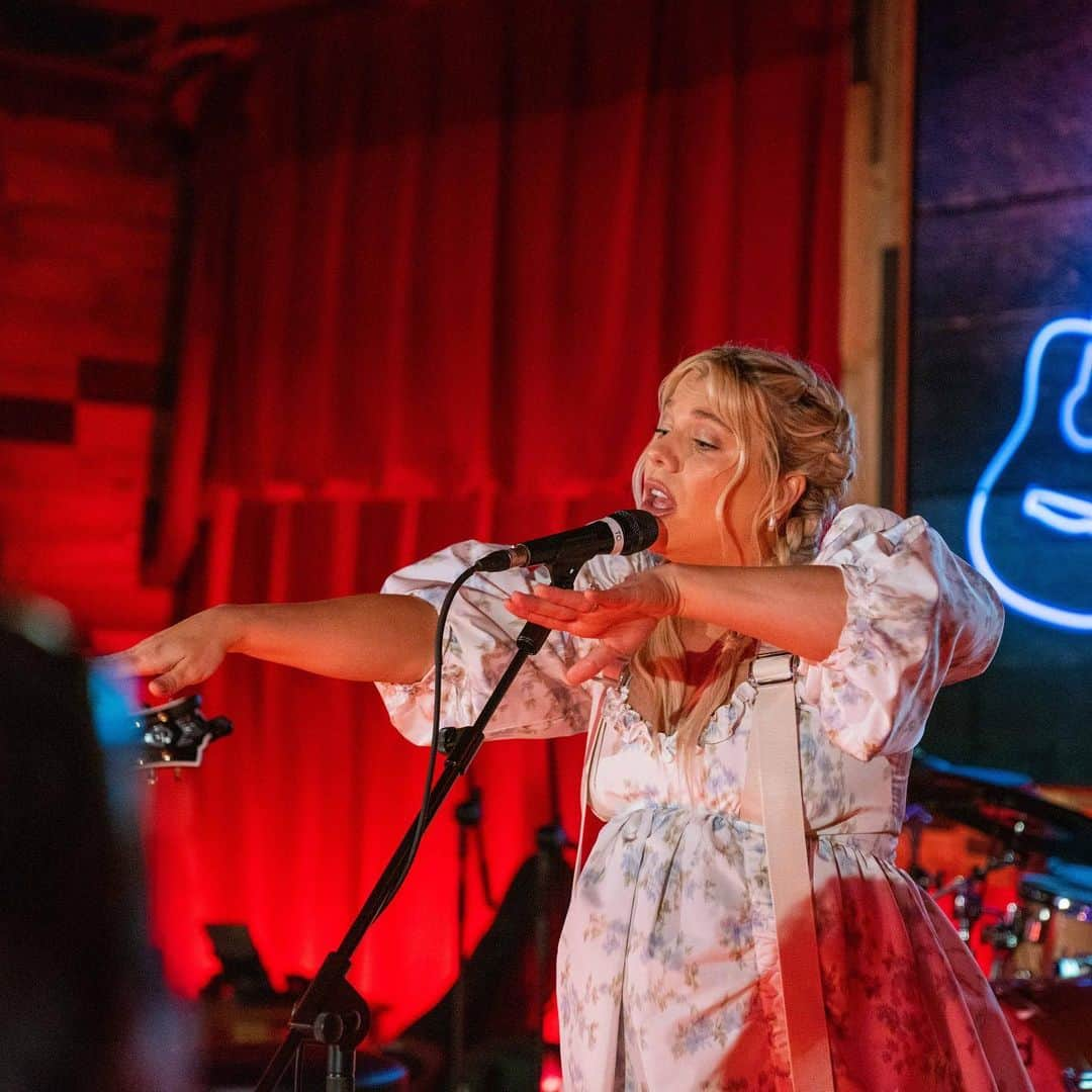 キンバリー・ペリーさんのインスタグラム写真 - (キンバリー・ペリーInstagram)「“mama does cma fest 2023” - what an absolute DREAM to be invited to play my favorite stages with my favorite people in my favorite town at 7 mos pregnant. thank you all for coming out to sing along and show your love and support. it means the whole world to me. can’t wait to hit the road in the fall !! 🌸🌸🫶 keep bloomin’ yall. pic magic by @taylorgkelly」6月14日 7時12分 - thekimberlyperry