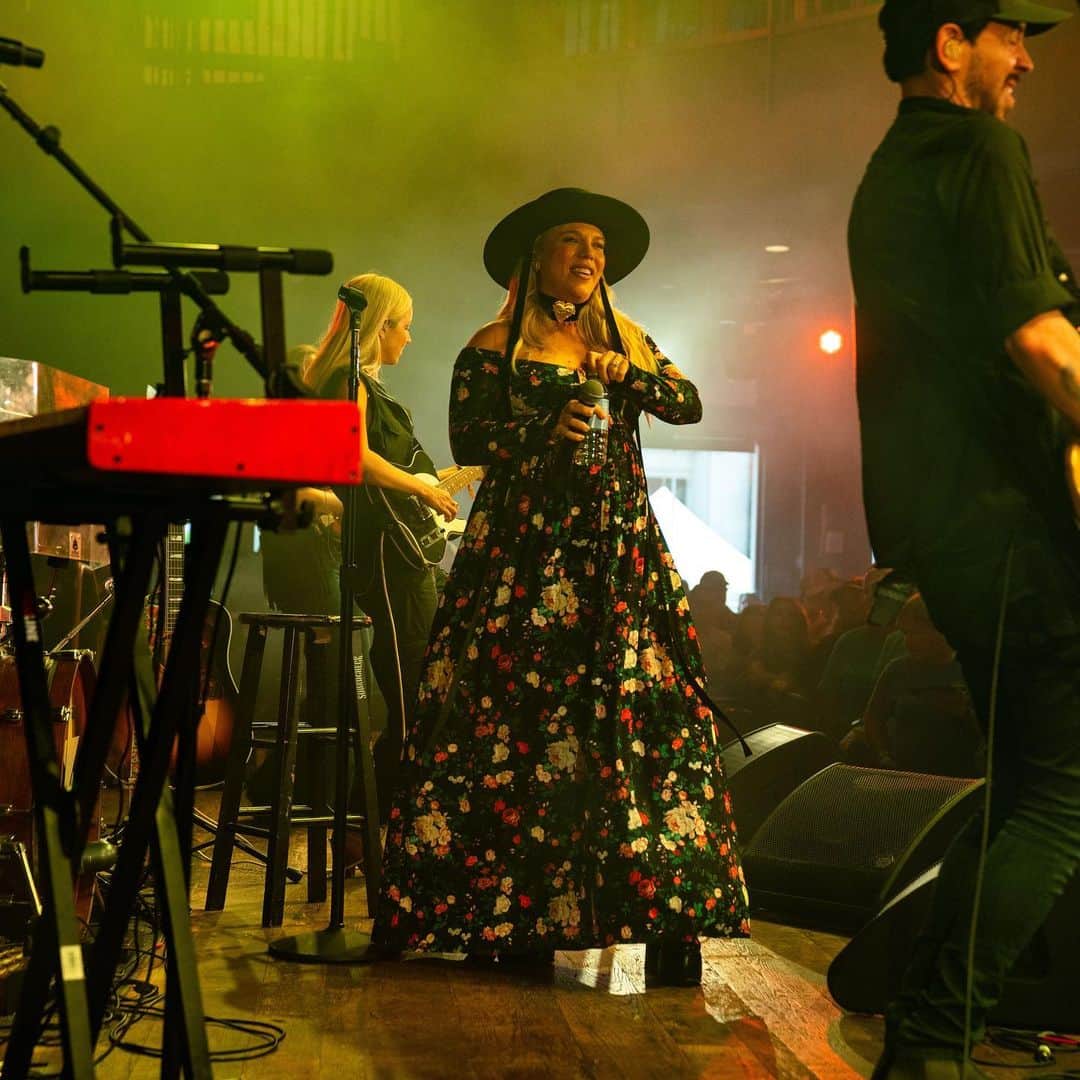 キンバリー・ペリーのインスタグラム：「“mama does cma fest 2023” - what an absolute DREAM to be invited to play my favorite stages with my favorite people in my favorite town at 7 mos pregnant. thank you all for coming out to sing along and show your love and support. it means the whole world to me. can’t wait to hit the road in the fall !! 🌸🌸🫶 keep bloomin’ yall. pic magic by @taylorgkelly」