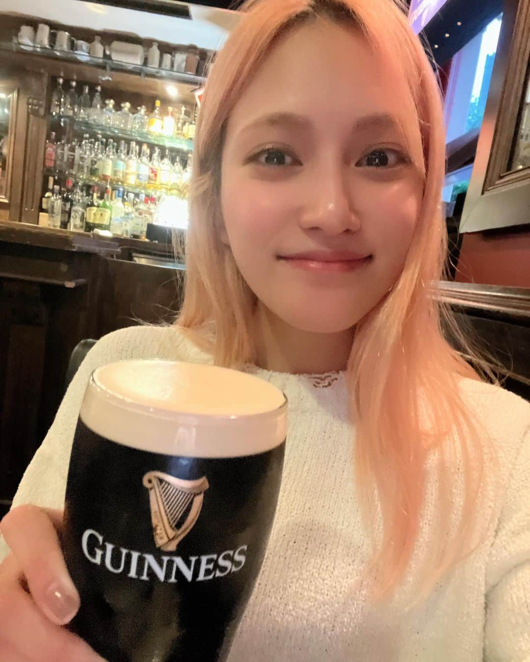 入山杏奈さんのインスタグラム写真 - (入山杏奈Instagram)「Feliz de conocer donde vive mi mejor amiga y ver a mi primera amiga en México 🥰🇮🇪 Los viajes me llevan a encuentros maravillosos, es por eso que no puedo dejar de viajar :)💫  中学からの親友が住んでいるアイルランドのダブリンへ。 偶然にもメキシコでの初めてのお友達が今ダブリンに住んでいて再会しました🍻♡ こうやって縁は繋がっていくな〜としみじみ。 だから旅行はやめられない！ 親友のルームメイトがとっても素敵な子だったのもなんだか嬉しかったなあ☺️」6月14日 7時14分 - iamannairiyama