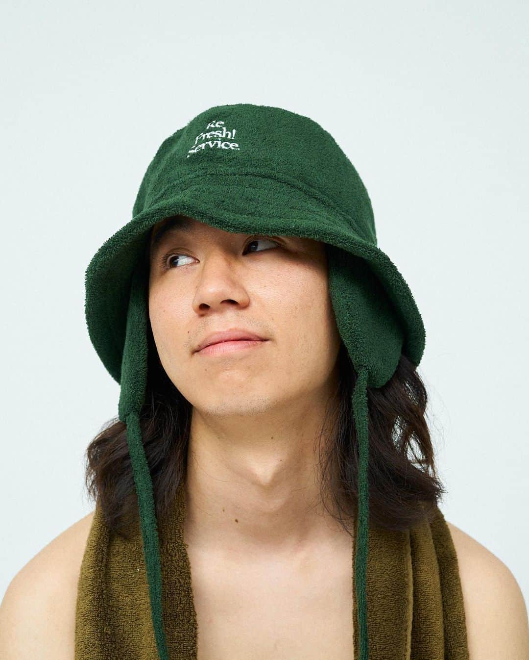 のインスタグラム：「【HYNM PICK】梅雨の鬱陶しいジメジメ、ムシムシに疲れている人も多いはず。今こそ手っ取り早く気分転換するならサウナです。  そこでご紹介するのは〈ReFresh!Service〉。  これは〈FreshService〉から新たに生まれたサウナグッズのラインです。  サウナに必須のアイテムを〈FreshService〉のフィルターを通して提案。サウナハットにサウナマット、ポンチョ、ナップサック、ロールトップポーチなど、気になるモノがずらり登場。  Tシャツやトラックスーツなど、街着としても楽しめるモノもあるんです。  サウナライフを彩る〈FreshService〉の新たな提案。  6月17日（土）発売スタートです。  #HYNMPICK #FreshService #フレッシュサービス #サウナ #サウナハット #サウナ男子 @freshservice_official @freshservice_headquarters」