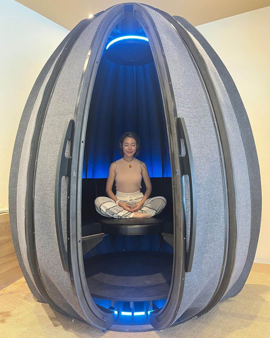 長谷川朋美さんのインスタグラム写真 - (長谷川朋美Instagram)「昨日は横浜市東戸塚にオープンの、メンタルヘルスにフォーカスした新しいコンセプトのジムの内覧会にお邪魔しました✨ @mys_fitness.jp   前からずっと入ってみたかった 世界初の#瞑想ポッド の中で 瞑想体験もしてきましたよ🧘‍♀️  数えきれない瞑想サウンドの中には 小室哲哉さんがオリジナルで制作された 瞑想サウンドがあったり  倉木麻衣さんの誘導瞑想があったり😍  瞑想を実践することや 自然に触れ合うことで幸福度が向上することが 様々な研究結果で明らかになっていることから、  店舗内にはたくさんの観葉植物や 自然を感じられる演出が。  （また毎月の来場人数により #植樹 ができるシステムも導入！）  ランニングマシンは4Kの高画質画面で 世界の景色や大自然の映像を 見ながら行うことができたり、  水流を起こせる#エンドレスプール があったり 本当に面白かったです😍  ■「Mys Fitness」1号店   オープン日：2023年6月15日（木） 営業時間：24時間 所在地：神奈川県横浜市戸塚区前田町503-1 電話番号：045-827-3421  #メンタルヘルス #マインドフルネス #mindfulness #瞑想 #meditation #東戸塚 #ミスフィットネス #mysfitness」6月14日 7時30分 - hasegawa.elena.tomomi