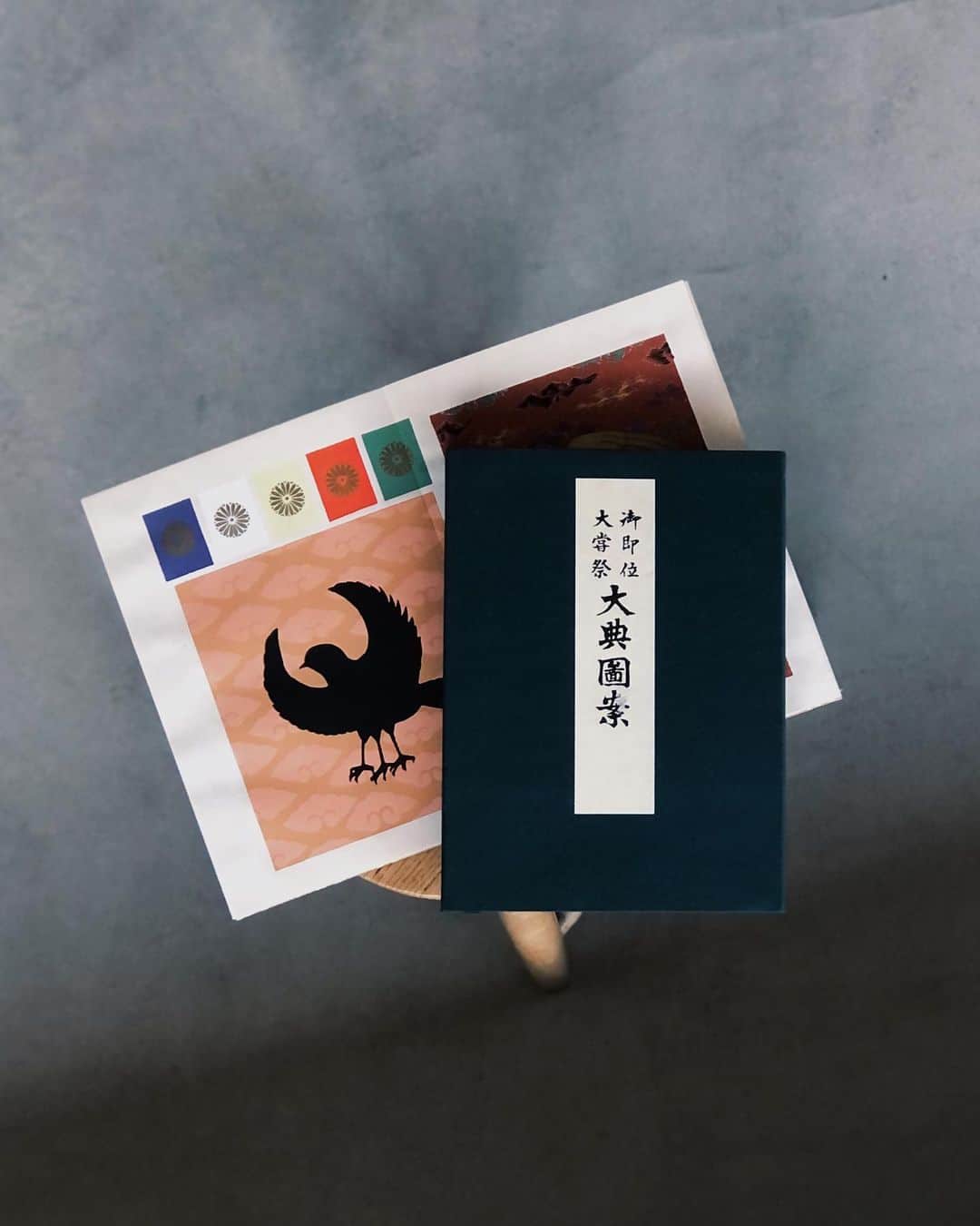 nostos booksのインスタグラム：「本日は下村玉廣『御即位大嘗祭 大典図案』、チャマイエフ＆ガイズマー社のトレードマーク・デザイン集、葛西薫の作品集、ブルース・マウのビジュアルブック、真鍋博展図録など41冊を入荷しました。  オンラインストアへは商品タグをタップ◯ 　 入荷本からおすすめ10選  ----------  1冊目 『御即位大嘗祭 大典図案』 明治期の図案家、下村玉廣の作品集復刻版。大正天皇御大典（即位の礼・大嘗祭と一連の儀式）を記念し作成されたもの。儀式の際に用いる道具や衣装に施されたさまざまな文様など20組の図案を、色鮮やかな木版画で収録。   ----------  2冊目 『TM: Trademarks Designed by Chermayeff ＆ Geismar』 半世紀に渡り、ニューヨークのグラフィックデザインを牽引し続けるチャマイエフ＆ガイズマー社によるトレードマーク・デザイン集。公共機関、企業、イベント、教育関連などのトレードマークをカラーで多数掲載。  ----------  3冊目 『NYCTA Objects』 写真家のブライアン・ケリーが収集・記録したニューヨーク市営地下鉄に関連するアイテムを掲載したコレクション集。チケットやバッジ、切符、ユニフォームまで、およそ400点以上にも及ぶ多種多様な膨大なコレクションをブライアン自身が撮影。過去150年に渡るニューヨークのデザインの歴史を垣間見れる貴重なアーカイブ資料となっている。  ----------  4冊目 『The Wings of the Crane, 50 Years of Lufthansa Design』 ドイツ・ルフトハンザ航空のコーポレートデザイン集。オトル・アイヒャーによるCIデザインはもちろん、50年にわたる機体、広告、制服、機内サービスにまつわるデザインを一挙に収録。   ----------  5冊目 『KASAI Kaoru 1968』 数多くの広告を手がけてきたアートディレクター・葛西薫の作品集。サントリー烏龍茶、ソニーのウォークマンなどの広告作品やポスターの青写真・下書きに加えて、「装幀の楽しみ」「意味のある、意味なし」などのエッセイも収録。  ----------  6冊目 『Massive Change』 グラフィックデザイナー、ブルース・マウによる広範な研究プロジェクトをまとめたビジュアルブック。現代社会における都市主義と建築、健康と生活、富と政治、軍事などのテーマを11のセクションに分け、図版を多用して解説。紀元前1万年から現在までの重要な発明と世界の出来事を、グラフィカルな年表でもある1冊。  ----------  7冊目 『真鍋博展』 2004年に東京ステーションギャラリーなどを巡回した「真鍋博展」の図録。SF小説関係の表紙・挿絵や博覧会の宣伝ポスター等々、膨大な作品と資料のなかから300余点を編纂し収録。  ----------  8冊目 『トミ・ウンゲラーの仕事』 2001年に板橋区立美術館と刈谷市美術館を巡回した「トミ・ウンゲラーの仕事」展の図録。フランスの児童文学作家、そしてイラストレーターでもあるウンゲラーのイラストレーション、コラージュ、立体造形などをカラーで多数掲載。ポスターの不採用原画など、貴重な作品も見ることができる。  ----------  9冊目 『Mostly Books』 スイス・チューリッヒを拠点に活動するデザイナー、アン・ホフマンの作品集。アーミン・ホフマンの師事を受け、国際的に活躍してきたアン・ホフマンの30年にわたるキャリアの中からブックデザインに焦点を当て、約120点の仕事を紹介。  ----------  10冊目 『Risomania: The New Spirit of Printing』 リソグラフの魅力とその作品を紹介した資料集。リソグラフを用いて手掛けられたポストカード、雑誌、ポスター、チラシといった作品の紹介に加え、リソグラフの過去、現在、そして未来について語るエッセイなどを収録。さらに後半では世界中の注目すべきリソグラフィ志向の出版社、印刷会社なども紹介されているほか、実践的な印刷方法なども掲載。  ----------------------  店舗情報はこちら @nostosbooks  ----------------------  オンラインストアは毎日19時更新○  ----------------------  #下村玉廣 #芸艸堂 #nostosbooks #ノストスブックス #祖師ヶ谷大蔵 #砧」