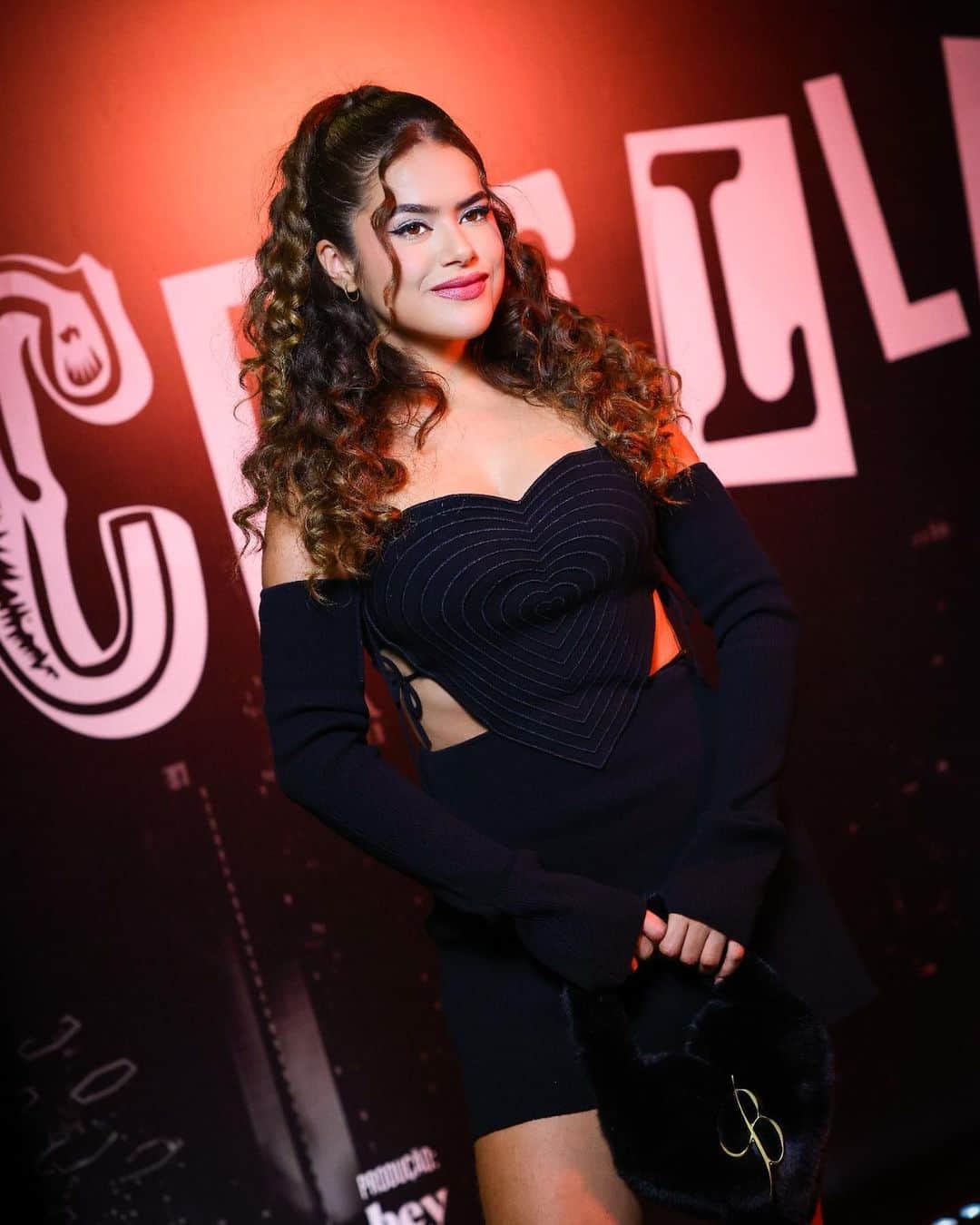 Maisa Silvaのインスタグラム：「🖤 dia dos namorados pra uns, #Ucchella pras solteiras 🖤  ps: na segunda foto eu fui vela mas tudo bem KKKKKK  📸Agência Brazil News/ Manu Scarpa」