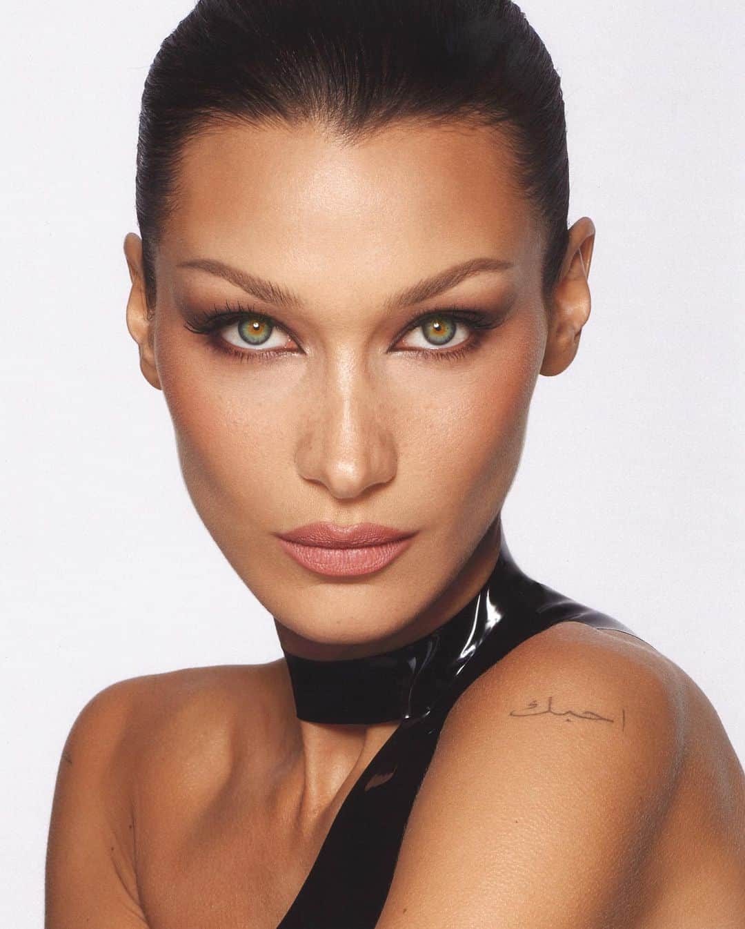 ベラ・ハディッドのインスタグラム：「Thank you @charlottetilbury for this opportunity🖤」