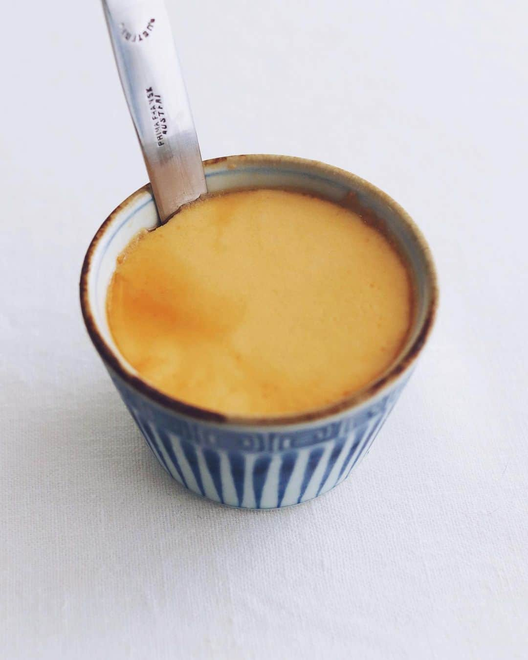 樋口正樹さんのインスタグラム写真 - (樋口正樹Instagram)「Homemade Pudding 🍮 . 今朝は蕎麦猪口のプリン。 茶碗蒸しのように蒸して、 ひと晩しっかり冷やした おいしい家庭的なプリン😋 . 蕎麦猪口の側面にぴたり ナイフが沿い、無理せず 外せたことが気持ち良く、 なんだか嬉しく１枚目に🤗 . ちなみに今朝は有田焼の 福泉窯の蕎麦猪口を使用。 ひとまわり小さいミニな 蕎麦猪口があるらしくて、 そっちなら蒸籠に４つは 入りそうで、、、欲しい。 @aritayaki_marubun . . . #蕎麦猪口プリン #プリン #固めのプリン #蕎麦猪口 #卵料理 #朝スイーツ #自家製プリン #有田焼 #福泉窯 #まるぶん #アリタセラ #aritayaki #marubun #izumosoba #Pudding #homemadepudding」6月14日 7時45分 - higuccini