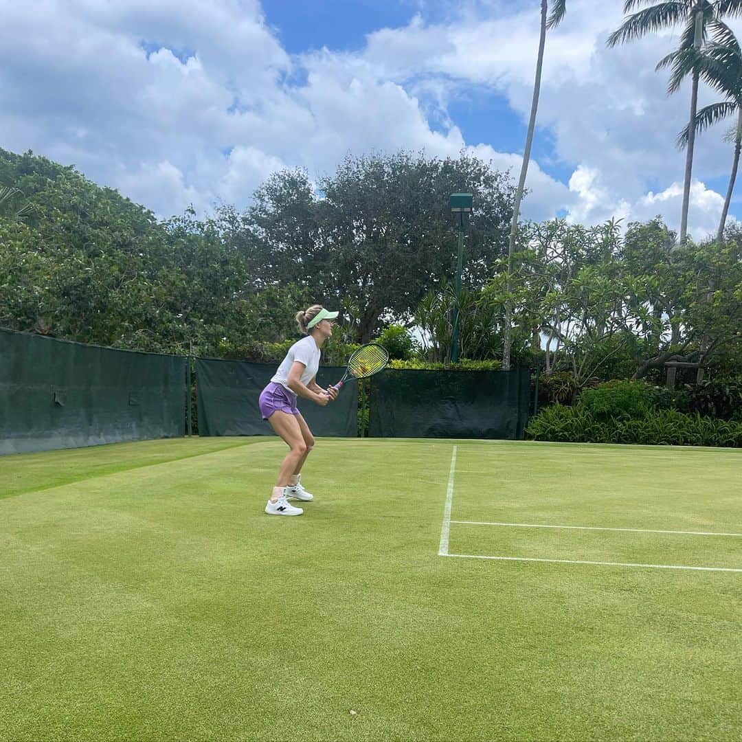 ウージニー・ブシャールのインスタグラム：「Stateside grass prep 🌱」