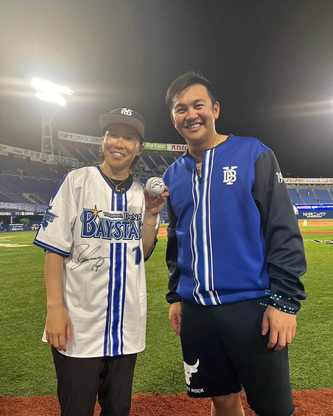 山田恵里のインスタグラム：「昨日はDeNAベイスターズの山崎康晃さんにお会いしました☺️⚾️ 東京オリンピックの時にソフトボールをみて下さっていて、野球も頑張ります🔥と言って下さり、野球＆ソフトボールは一緒に金メダルを獲得しました🥇 本当に素敵な方で、更に大ファンになりました😭🫶 神対応をしていただきありがとうございました😭‼️ そして、東京オリンピックの時にチームについて下さっていた、メンタルのどぅーさん‼ またこの場でお会いできて嬉しかったです☺️(辛い思い出ばかりですが。笑) ありがとうございました🙇‍♀️ 思い出いっぱい横浜スタジアム🏟   #山崎康晃さん  #どぅーさん  #DBキララ  #DBスターマン  #DeNAベイスターズ  #横浜頂戦  #ILOVEYOKOHAMA  #横浜スタジアム  #ハマスタ」