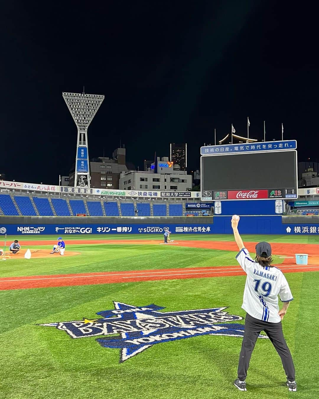 山田恵里さんのインスタグラム写真 - (山田恵里Instagram)「昨日はDeNAベイスターズの山崎康晃さんにお会いしました☺️⚾️ 東京オリンピックの時にソフトボールをみて下さっていて、野球も頑張ります🔥と言って下さり、野球＆ソフトボールは一緒に金メダルを獲得しました🥇 本当に素敵な方で、更に大ファンになりました😭🫶 神対応をしていただきありがとうございました😭‼️ そして、東京オリンピックの時にチームについて下さっていた、メンタルのどぅーさん‼ またこの場でお会いできて嬉しかったです☺️(辛い思い出ばかりですが。笑) ありがとうございました🙇‍♀️ 思い出いっぱい横浜スタジアム🏟   #山崎康晃さん  #どぅーさん  #DBキララ  #DBスターマン  #DeNAベイスターズ  #横浜頂戦  #ILOVEYOKOHAMA  #横浜スタジアム  #ハマスタ」6月14日 7時56分 - eriyamada19