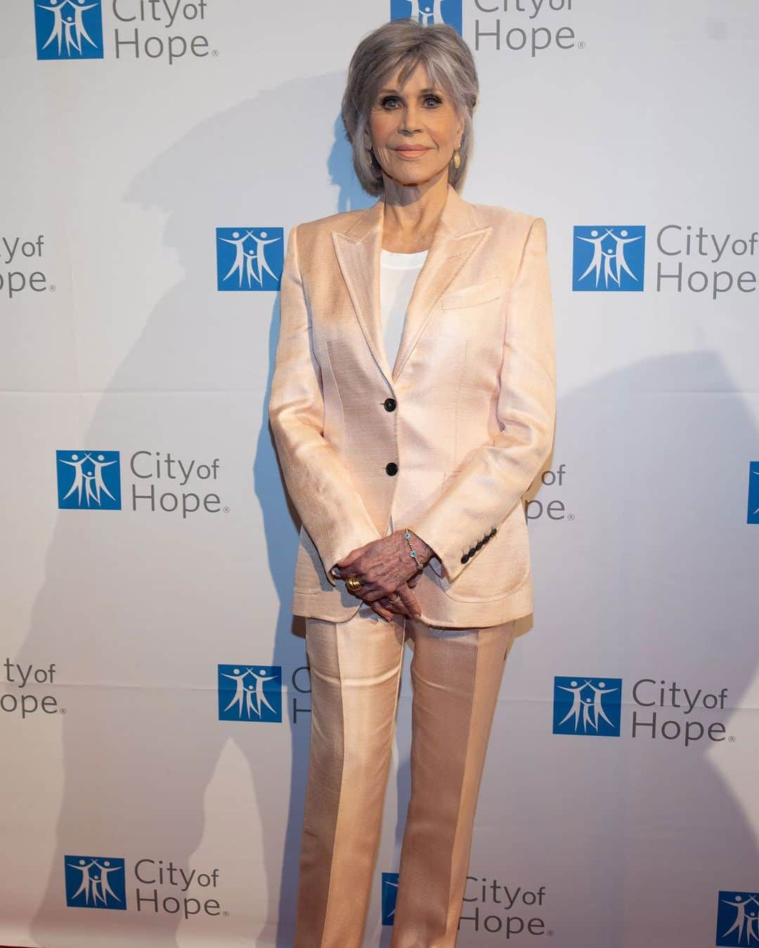 ジェーン・フォンダのインスタグラム：「LATEST BLOG POST: WE CAN’T HAVE HEALTHY PEOPLE ON A SICK PLANET - Speech to @cityofhope, NY, 6/8/23 https://www.janefonda.com/2023/06/we-cant-have-healthy-people-on-a-sick-planet/  link in bio  #ClimateCrisis #cityofhope」