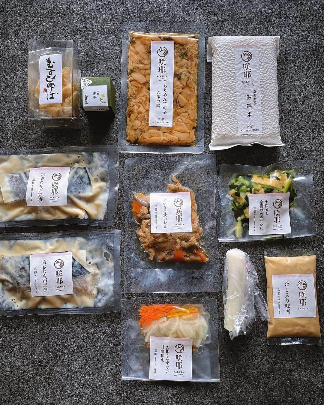 ururun_u.uさんのインスタグラム写真 - (ururun_u.uInstagram)「2023・6・14  水  おはようさんです☺︎  豪華に でも簡単に！  咲耶さん(@sakuya_meal )の ご当地ミールキットの中から私が選んだのは 京都【京のおばんざい御膳】  関西に住んでいるせいか、このお味はすごく馴染み深く安心する〜😋  肉厚でふわっとしてて上品な味の京さわらの西京焼きは本当に美味しかった💕 ・ ・ 🥢🥢🥢 ◉ちりめん竹の子ご飯 ◉京さわらの西京焼き ◉京風味噌汁 ◉ずいきの炊いたん ◉大根とゆず皮の甘酢和え ◉小松菜と京揚げの煮びたし ・ ・ こちら、ただいま"父の日限定キット"になってて、特製カードと祇園辻利のお茶が付いてます🍵  お届けは6/7(水)〜6/25(日指定可能なので、まだ何を贈ろうか決めかねてる人や今思い出した人(笑)は、こちらのキットどうかな？😊 ・ ・ このキットにはいつも調理工程やメニューのこだわりが書かれた冊子が付いてるんだけど、今回それがリニューアルされて こだわり面や情報量が増えてよりその土地の魅力が分かるようになり、旅気分もアップ⤴️✨  旅する目的って、その土地の美味しいものを食べたい！っていうの大きいよね 京都もまた行きたくなっちゃった🚃 ・ ・ ・ #咲耶#咲耶ごはん#ご当地体験ミールキット#ミールキット#ご当地ごはん#お取り寄せグルメ#贅沢ごはん#ご褒美メシ#和食#京都グルメ  #おうちごはん#私の美味しい時間#私のおいしい写真#私の日常#onthetable#うつわ#フーディーテーブル#おうちごはんラバー#エルグルメ#igersjp」6月14日 8時02分 - ururun_u.u