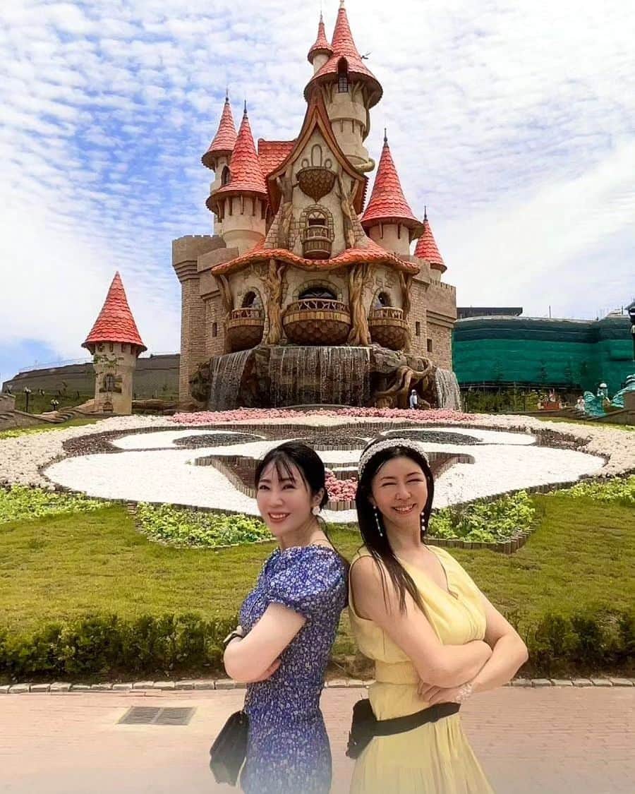 今堀恵理のインスタグラム：「ロッテワールドアドベンチャー釜山  @lotteworldbusan   に行ってきたよ✨ 楽しすぎて大興奮でした😆 そしてお天気が良くて雲もアートのような日でした‼️  2022年3月に新しくオープンしたテーマパークなので綺麗なんです 「ジャイアント・ディガー」 「ジャイアント・スプラッシュ」に乗って爽快感たっぷりでしたよ🤣  またすぐ行きたい🎵  ロッテワールドアドベンチャー釜山には @klookjp のビジット釜山パス（VISIT BUSAN PASS）を使って行きました。 このパスは30以上の人気観光スポットやアクティビティを無料で利用できるんです。(有効期間は24時間/48時間)  #ロッテワールドアドベンチャー釜山 #釜山旅行 #klook #busan #韓国旅行 #lotteworld」