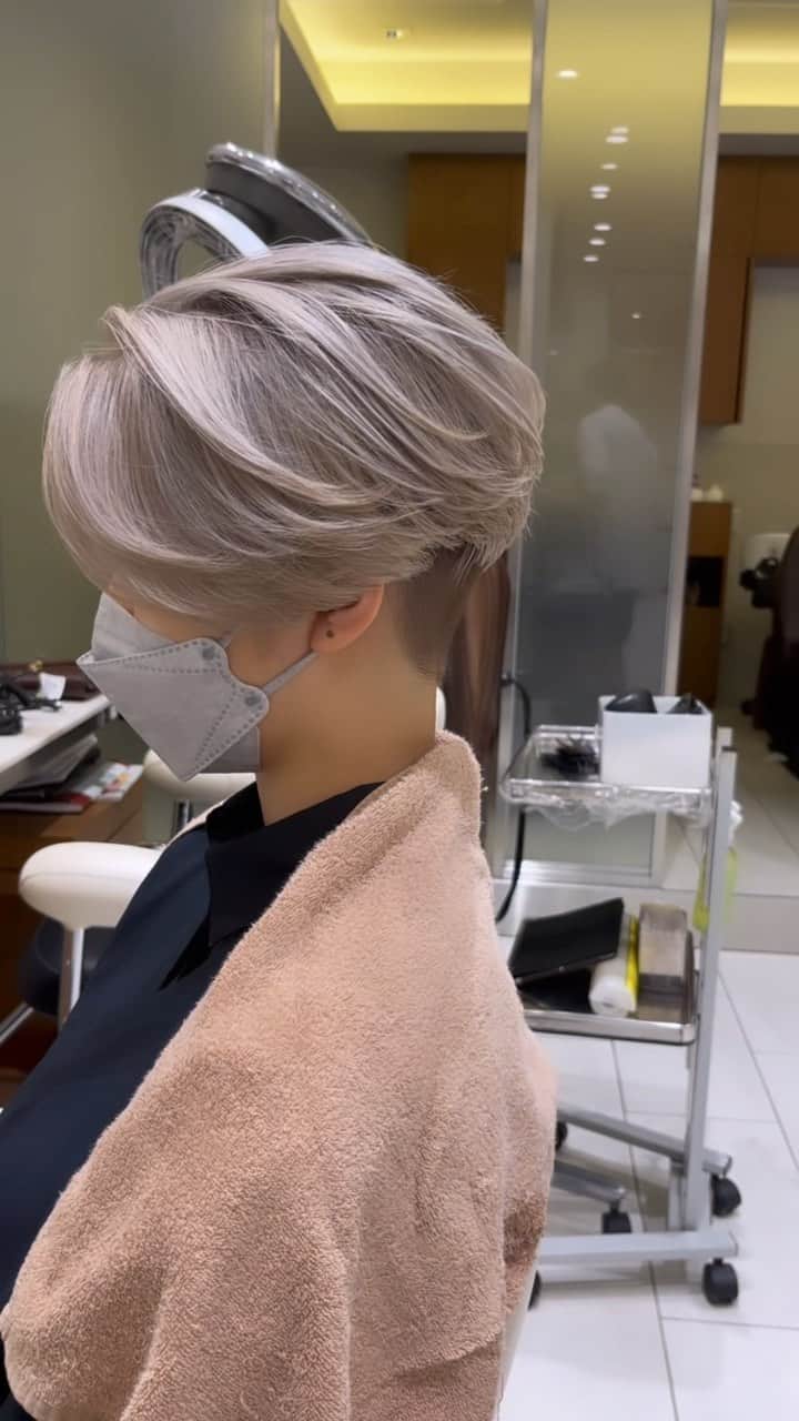 栗原貴史のインスタグラム：「☁️スッキリしたい今日この頃の天気☁️ 19-22までインドネシアに出張に行っております。23日以降のご予約をおまちしております！  今日も一日よろしくお願いします。  @peekaboo_newoman_shinjuku @peekabooacademyofficial @peekaboosalonsofficial @peekaboo_webacademy  #新宿美容室  #newoman新宿  #骨格補正  #骨格補正カット #ボブ  #グラボブ  #ショートヘア #ショートカット #ショートボブ #丸みショート #ゆとりショート #shortcut #hairistyle #contrastdesign #contrastcolor #bob #peekabooneeomanshinjuku」