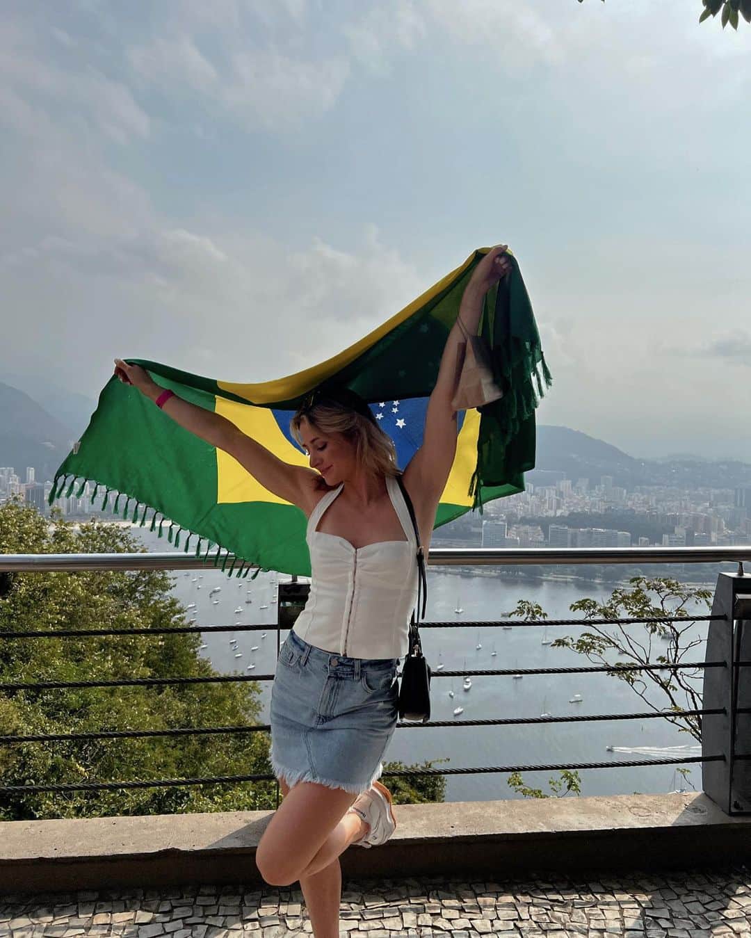 アシュリー・ケインのインスタグラム：「back on Brazilian time 🇧🇷」