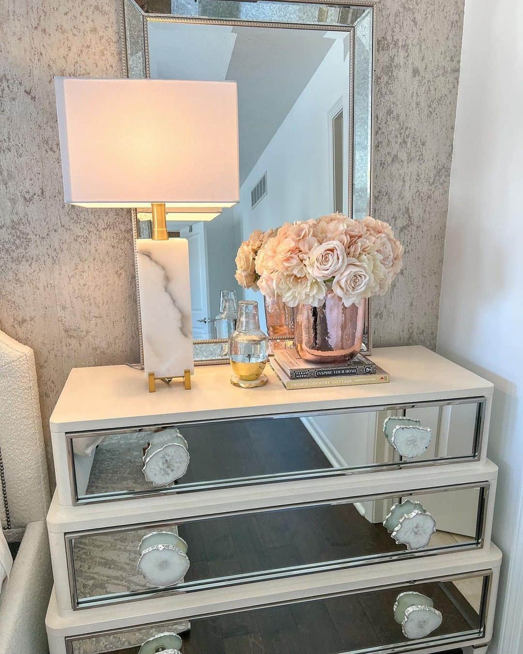 のインスタグラム：「Forever beautiful faux florals💐 From roses to cherry blossoms, hydrangeas and more, at inspiremehomedecor.com we have gorgeous florals perfect for every room! Shop today by clicking the link in the bio or tapping the photos!」