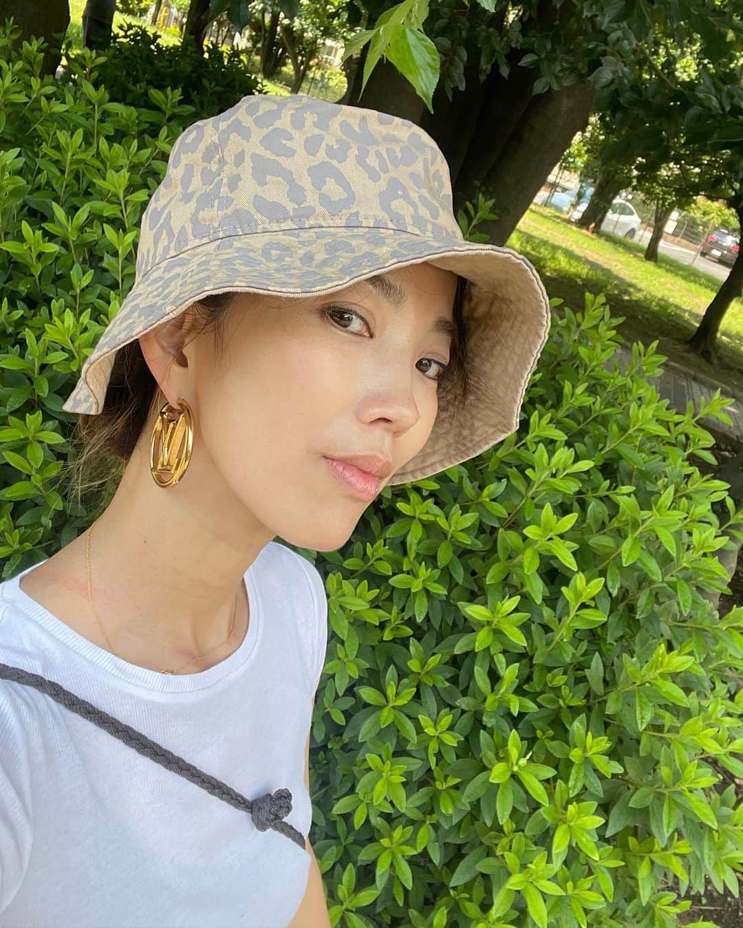 のインスタグラム：「日傘をさしたいところだけど、 犬の散歩には無理！ ということで、 @wakanozawa の帽子が今年も活躍中😉  ちなみに#nofilter #加工なし#ノーファンデーション   シミ取りするとお肌の調子が良くなる気がする・・（私比べね！）」