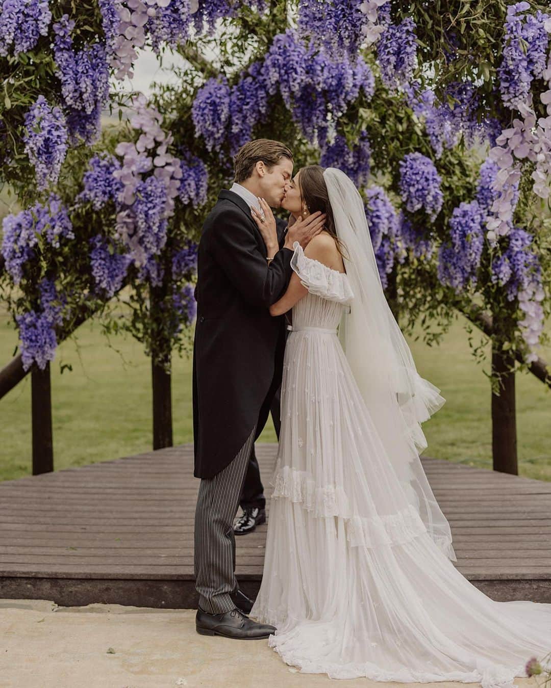 テイラー・ヒルのインスタグラム：「June 10th I got to married to the love of my life and my best friend in my hometown, it was a magical fairytale and my dream wedding ✨💜🤍 I want to say thank you to everyone who made it happen. My wedding planner Hannah Peterson of @table6productions knocked it out the park. Thank you Hannah for keeping everything together and making sure the day went smoothly. @cedarandpines and @ravenrosefilms you are such amazing and talented people. Without you, these images that I will cherish for the rest of my life, wouldn’t exist. Thank you for making our special day live on forever. The flowers were done by the insanely talented @theoliveandpoppy and I had a big floral vision that was brought to life in the most beautiful way, even better than I could’ve imagined. And thank you @thesouthernloom for lending me your beautiful rugs for the ceremony. I have many of your rugs in my home and I wanted to feel the most at home during the wedding as I could, so it only made sense to have your rugs be apart of this day. And thank you @etro @marcodevincenzo and @marcocacchione for making the dress of my dreams. You saw my vision and created something more beautiful than I ever could’ve imagined and this dress felt so me, especially since I wanted to get married barefoot because I believe it makes me feel grounded and I wanted to be connected to the earth that I’m from. So thank you for seeing me as clearly as you did. There are so many more people to thank and I’ll probably be posting way too much but I’m just so grateful for everything and all the hard work that went into this weekend. ✨🤍」