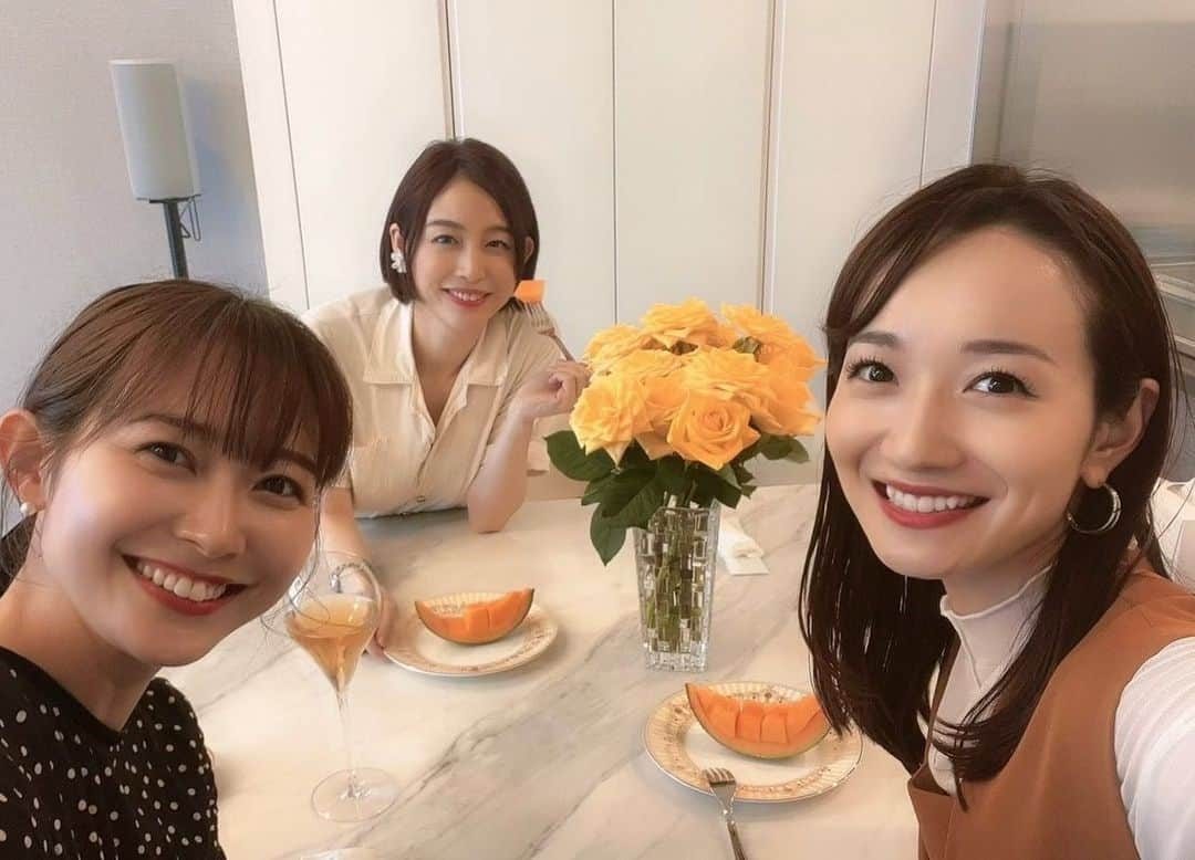 松原江里佳のインスタグラム：「🌻 久しぶりの女子会🍾 我が家にお招きして ノンアルコールで乾杯🥂 2人とも忙しい中、 時間を作って来てくれた☺️🚅 今度はもっとゆっくり🏠していってね🎵 ♡ ♡ ♡ #フリーアナウンサー  #アナウンサー  #久冨慶子 ちゃん #新井恵理那 ちゃん #でこ #スターダスト  #女子会 #ランチ」