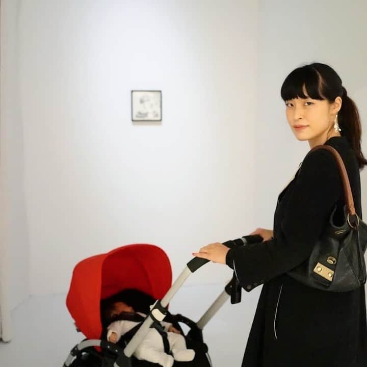 小林エリカのインスタグラム：「Installation "SUNRISE" 日出ずる Roppongi Crossing 2016: My Body, Your Voice at Mori Art Museum  in 2016  Photo of three generations of women My mother, I, and my daughter in front of Her Portrait.  彼女のポートレート Her Portrait 2016 鉛筆、コットンペーパー Pencil on cotton paper 21.6 × 21.6 cm  Sunrise 2016 ネオンライト Neon light  彼女がこの日本の東京の街に生まれたのは She was born in Tokyo, Japan 2016 蓄光カッティングシート Fluorescent sticker  六本木クロッシング2016展：僕の身体、あなたの声 Curated by:Araki Natsumi (Curator, Mori Art Museum) Kim Sunjung (Director, Art Sonje Center; Director, Samuso) Ozawa Keisuke (Curator, Arts Initiative Tokyo [AIT]) Wu Dar-Kuen (Director of Taipei Artist Village)  Installation Photo by Endo Yutaka (LUFTZUG)  "Sunrise" Translated by Brian Bergstrom @asa_no_burei  In the upcoming book "SUNRISE -Radiant Stories-" @astrahousebooks   Sunrise is a collection of interconnected stories continuing Erika Kobayashi’s examination of the effects of nuclear power on generations of women. Connecting changes to everyday life to the development of the atomic bomb, Sunrise shows us how the discovery of radioactive power has shaped our history and continues to shape our future.  #sunrise #radiantstories #erikakobayashi #brianbergstrom #roppongicrossing」