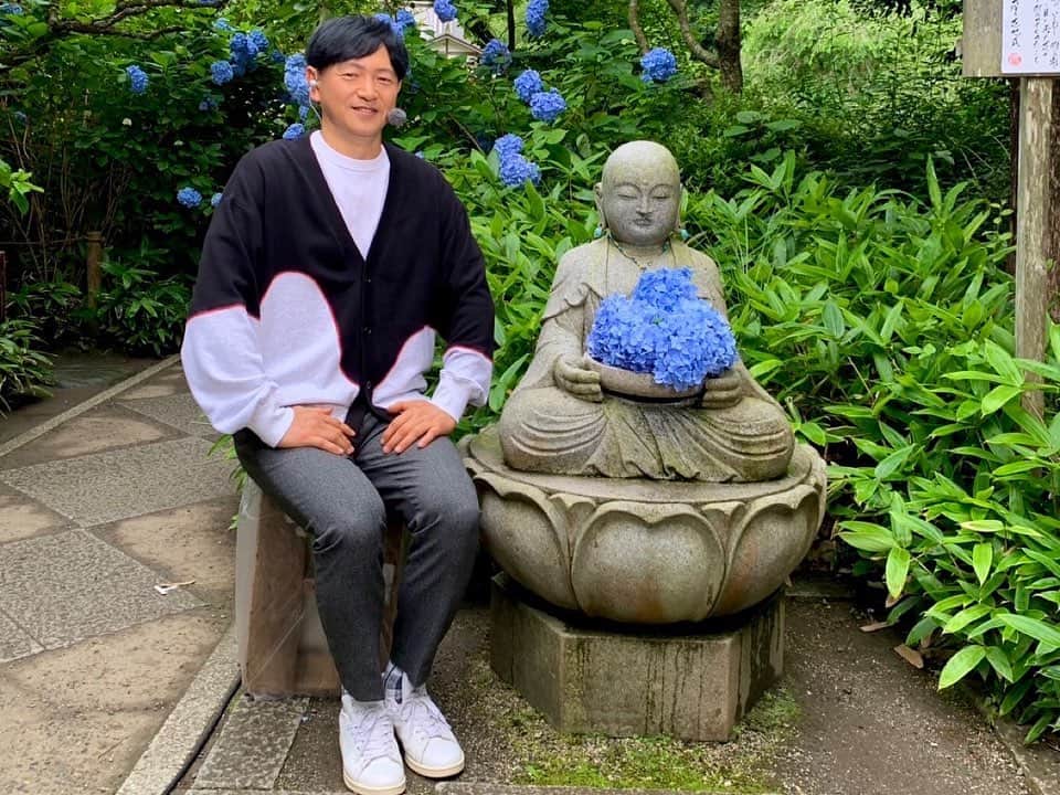 依田司さんのインスタグラム写真 - (依田司Instagram)「6月14日(水) 神奈川県鎌倉市にあるアジサイ寺『明月院』から。今シーズン、２度目の訪問です。先月３０日に訪れてから、２週間ほど経ち…アジサイが鮮やかな青色「明月院ブルー」になりました。 この風景をひと目見ようと、開門前から並ぶ方も大変多く、朝は混雑するため、１４時過ぎがオススメなのだとか。 また、訪れた際に見ておきたいのが…満月のような「悟りの窓」。窓から見える景色は四季折々の表情を見せてくれます。この時期は、窓の奥には濃い緑色のモミジ、手前にはアジサイがあしらわれています。 さらに、境内にあるお茶屋さん「月笑軒」では、お抹茶と和菓子をいただけます。散策で少し疲れたら、ホッとひと息つけますよ。  #明月院 #goslowcaravan #ゴースローキャラバン #依田さん #依田司 #お天気検定 #テレビ朝日 #グッドモーニング #気象予報士 #お天気キャスター #森林インストラクター #グリーンセイバーアドバンス #プロジェクトワイルド #IPCC伝導者 #japan #japantrip #japantravel #unknownjapan #japanAdventure #japanlife #lifeinjapan #instagramjapan #instajapan #療癒 #ilovejapan #weather #weathercaster #weatherforecast」6月14日 8時47分 - tsukasa_yoda