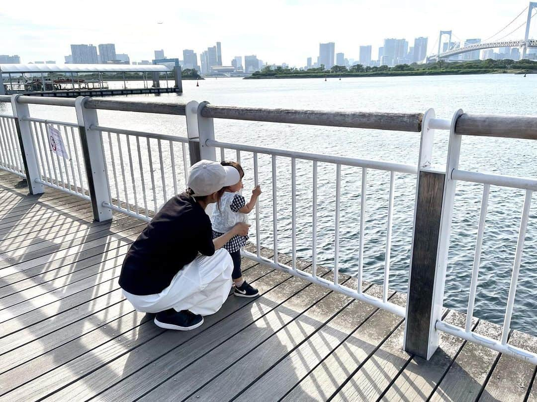 笠原美香のインスタグラム：「☁️🌈 ちょっと前の出来事  海行きたいなぁ🏖️ とりあえず近場の海を見に行く笑 本当は、もっと、こう、エメラルドグリーンのやつ 今年行けるかな。  ウッドデッキの隙間から見える 海が気になる様子🫣 #１歳4ヶ月#女の子ママ #お台場#お台場子連れ #子連れお出かけ」