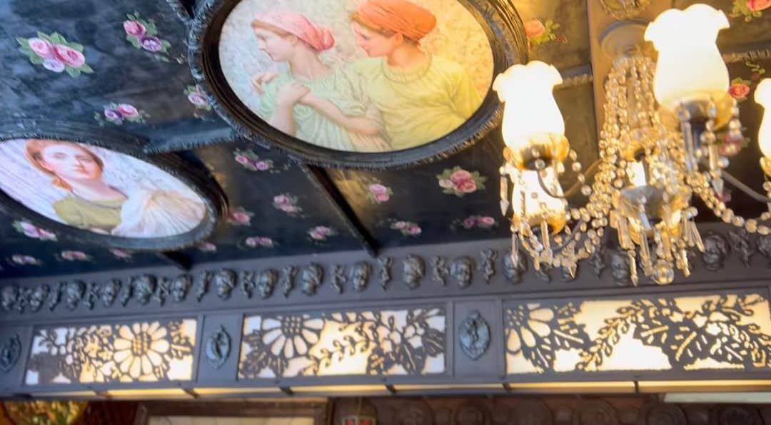 南まことのインスタグラム：「東東京が誇るサンドイッチ屋さんカドが7/30に遠くへお引越ししちゃいます🥲 この素晴らしい内装を見に行ってみてくださいませ 「ひとり朝ごはん　カド」でyoutube内検索してみてください🔍  胡桃パンもめちゃ美味しいよ  #ひとり朝ごはん」