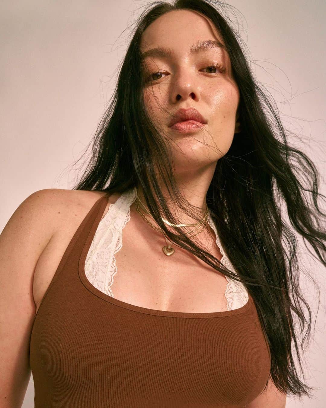 freepeopleのインスタグラム：「Seamless and smoothing, this essential slip is featured in a slim, scoop-neck silhouette. Link in bio.」