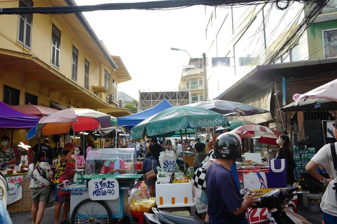 坂本美雨さんのインスタグラム写真 - (坂本美雨Instagram)「はじめてのはずなのに、ただいま〜と感じたバンコク。カラッとした土地はもちろん気持ちいいのだけど、湿気の高い場所に吹く風がたまらなく好きだなぁ。  社会のシステムではなくて、人々の営みを中心に街がまわっていることを肌で感じ、いろんなことを考える。 #thailand #bangkok」6月14日 9時03分 - miu_sakamoto