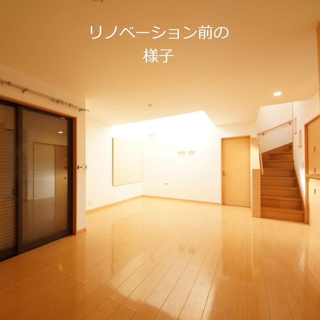 テラジマアーキテクツさんのインスタグラム写真 - (テラジマアーキテクツInstagram)「元からあった吹き抜けを拡張し、2階層分がまるまるひとつの大空間になった戸建てリノベーション。3枚目の写真が施工前です。 木×グレーのナチュラルモダンなデザインで、軽やかな印象に生まれ変わりました。  ・ ・  創業65年　東京・神奈川の設計事務所+工務店 @terajimaarchitects https://www.kenchikuka.co.jp/works/  #terajimaarchitects #テラジマアーキテクツ #設計事務所 #工務店 #注文住宅 #新築 #house #home #デザイン住宅 #建築実例 #luxuaryhome #beautifulhome #一戸建て #家づくり #建築家 #マイホーム #木造 #木の家 　 #モダンインテリア　 #おしゃれな家　 #心地よい家　 #家づくり計画中の人と繋がりたい 　 #マイホーム計画中の人と繋がりたい #シンプルモダン住宅  #リノベーション #戸建リノベ」6月14日 9時04分 - terajimaarchitects
