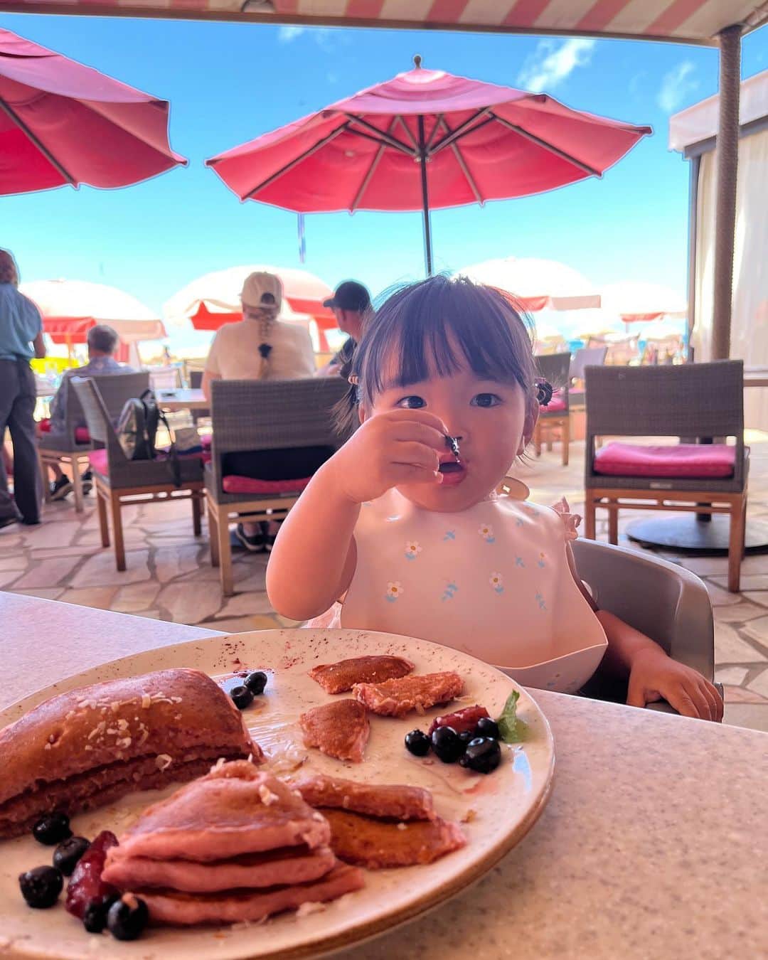のインスタグラム：「サーフラナイ🍴 今年はすずちゃんもピンクパレスパンケーキを食べました🥞（ケイキメニューもあるよ👧🏽🫰） やっぱりここのパンケーキがいちばんおいしい〜😋🫶  👨🏻はオムレツとトマトとアボカドのエッグベネディクト気に入ってた🥰 3日目の朝食はフレンチトーストならすずちゃんとシェアできるかなって頼んだけど、想像と全く違ったフレンチトーストで甘過ぎてシェアできず🫢  塗り絵とペンのセットももらえました🖍️ お絵描きブームなすずちゃんにぴったりでした👧🏽🩷 鳥さんや鳩さんが来るのも嬉しかったみたい🕊️  #1歳女の子#1歳7ヶ月#ママライフ#女の子ママ#子育て#育児記録#海外移住#フィリピン移住#フィリピン#マニラ#海外子育て#海外で子育て#ハワイ旅行#子連れハワイ#ロイヤルハワイアン #19months」