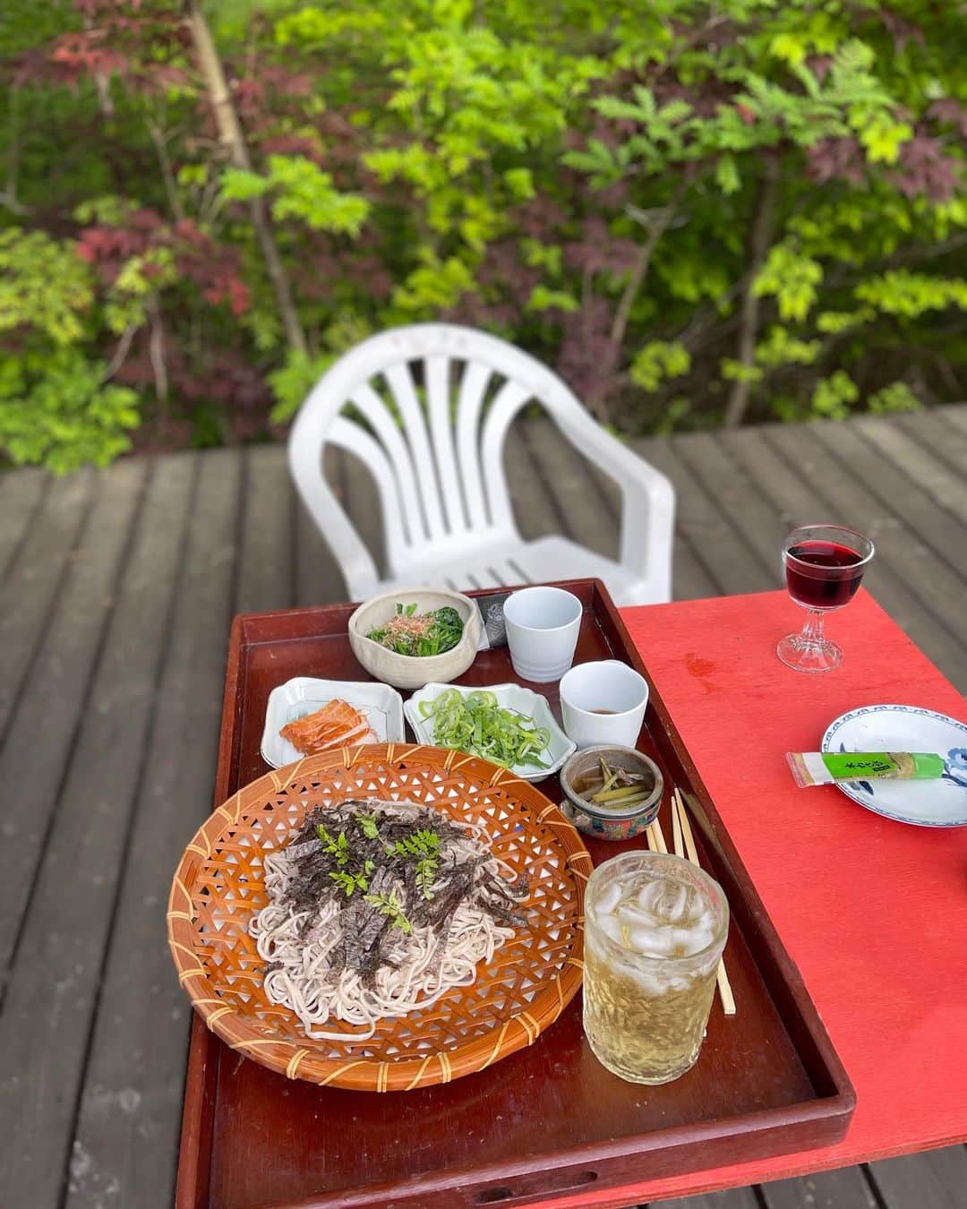 桃井かおりさんのインスタグラム写真 - (桃井かおりInstagram)「生蕎麦十割！いっぱいのネギだけで十分。その上、外で食べてみ！昨夜炊いといたフキ、ほうれん草おしたし、鳥のスモーク、何でも美味しい。#山ごはん」6月14日 9時06分 - kaori_momoi