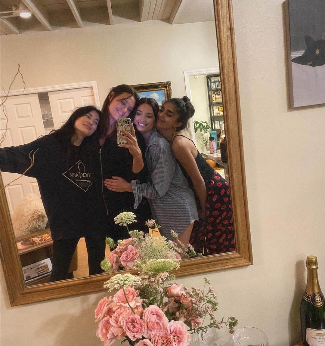 ローラ・ジェームスさんのインスタグラム写真 - (ローラ・ジェームスInstagram)「cool aunties gang👯‍♀️👯‍♀️」6月14日 9時06分 - lauraellenjames