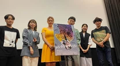 川面千晶のインスタグラム：「映画「#レンタルXファミリー」の公開が始まりました☺️ ・ おとつい、舞台挨拶させていただき、久しぶりにお見送り的な（コロナでずっと禁止になってたやつ）のをやれて、すんごい新鮮だったんですけどぉ🥺 ・ 色々お話ししたりして、すごい楽しかった😌 ・ 差し入れなど、色々ありがとうございました😊　 ・　 映画「レンタル×ファミリー」の公開はまだまだ続きます🤗 ・ 半年くらいかけて、全国で順次公開していく予定だと阪本監督が言っていたので、きっと全国に行くのでしょう❗️楽しみだ❗️ ・ 是非、皆さま映画館でご覧ください〜❗️ ・ #レンタルファミリー #レンタルファミリーみたよ #阪本武仁 #松本深優 #川面千晶 #亀島一徳 #根岸花 #栗栖史博」