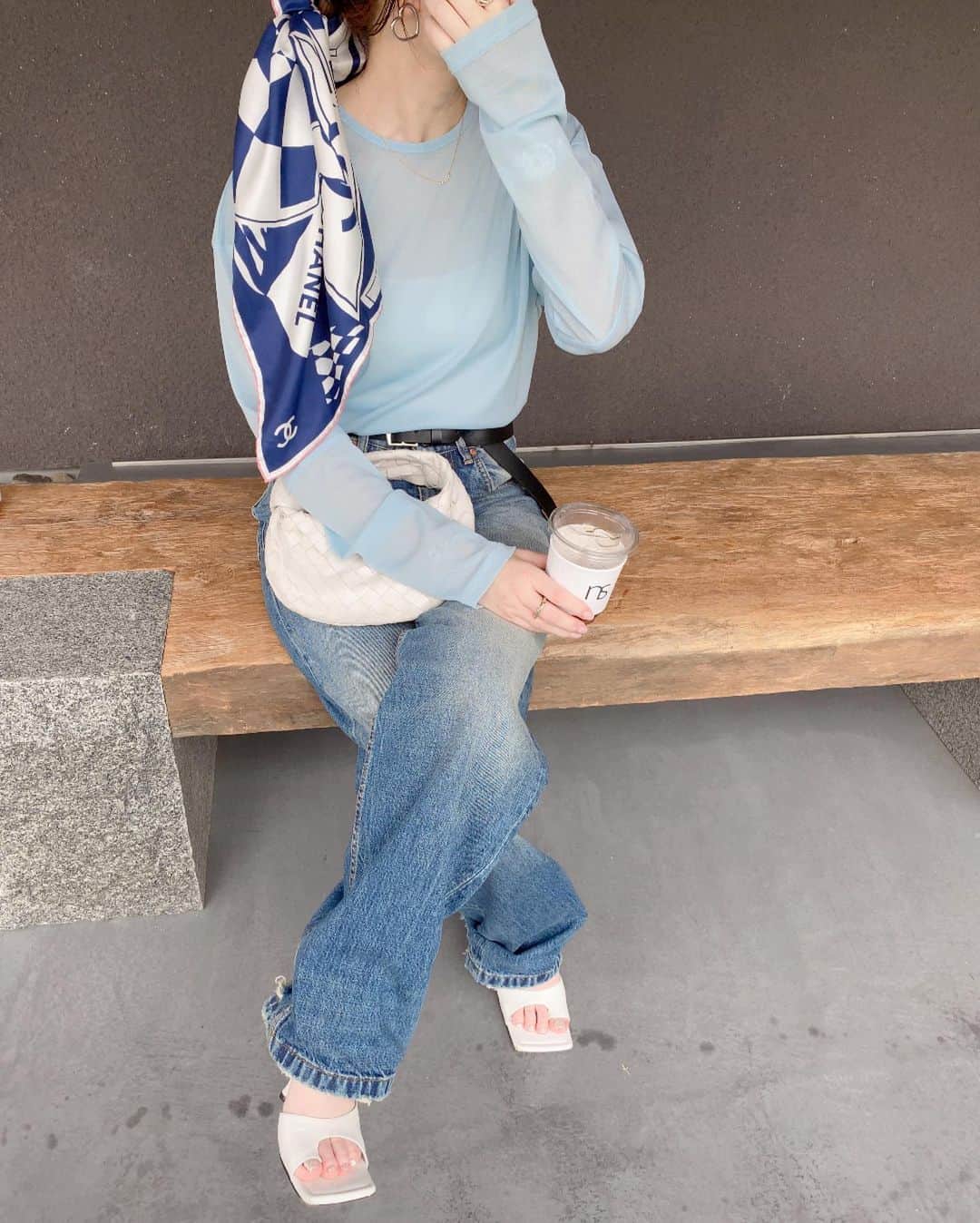 akiii031のインスタグラム：「BLUE💙  tops @aulii_amomentofhappiness  denim @balenciaga  bag/sandals @newbottega  earring @seadsmara scarf @chanelofficial」