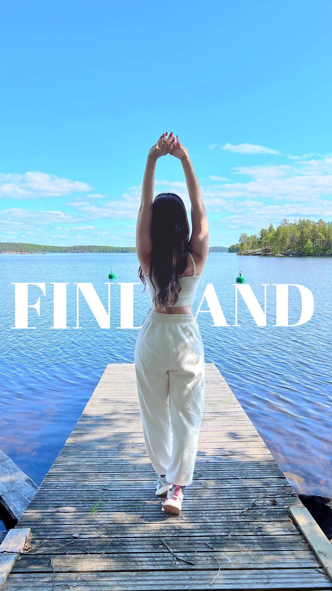 Chiakiのインスタグラム：「Here is my 4 day trip to Finland. 🇫🇮  I have never explored the country before, but now I’m in love with it. 💕 I adore the sauna culture and the outstanding nature (75% of Finland is covered by forest and 10% by lakes and rivers). I discovered that feeling the nature close to you, eating healthy, and enjoying outdoor activities instead of staying on your phone are some of the keys to being happy. ☀️ We will definitely go back!  フィンランド4日間の旅🇫🇮 世界で一番幸せ✨と言われている国は、75％が緑🌳10%が湖や川🏞️で囲まれていて、空気も水も新鮮で気持ちが浄化される感覚でした💕 人も優しく、ご飯も美味しくて（主に海鮮). 🐟 私が一番気に入ったのはサウナの文化です！300万個のサウナがあるんだって！（って事は、2人に1つサウナが家にある） 「寒い日が多いからサウナが好きなの？」って聞いたら、「サウナはストレス解消にからだの筋肉も癒すからだよ！冬は、サウナに入った後、外の積もった雪❄️にジャンプするんだよ〜！」 身体の癒し方が日本の温泉と似ていて嬉しくなった😆  自然🍃に触れる事は、私たちの身体にも心にもやっぱり一番大切な事なんだな、と感じました❤️  Thank you for guiding us @adelinehelena @ireneruuskanen 💕 I am so glad to have met you. 😆 . . . @ourfinland @visitfinlandjapan @gosaimaa @lovelakesaimaa @kururesort  #visitfinland #FindYourInnerFinn #旅行 #フィンランド #travelblogger #traveler #最高な旅 #travelyoutuber」