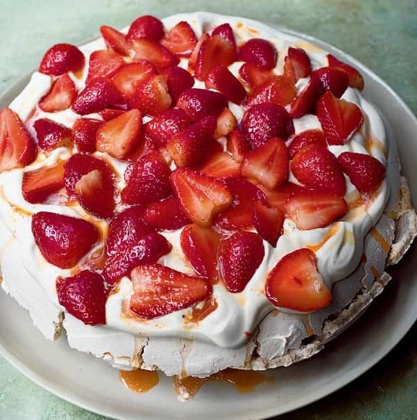 ナイジェラ・ローソンさんのインスタグラム写真 - (ナイジェラ・ローソンInstagram)「Midweek Treat: #RecipeOfTheDay is Rose and Pepper Pavlova with Passion Fruit and Strawberries, the perfect pud for summertime!  .  And to get the recipe, click on link in bio. Most of you may know what’s meant by “click on link in bio”, so just skip this bit, but for those who don’t, let me explain: tap on my name right up top, which will take you to a page that has a link on it that says www.nigella.com/instagram. When you click on this link, it will take you to a page of photographs: click on the photograph you want the recipe for, and you will be taken to it!  . Photograph by Jonathan Lovekin  #pavlova #littlesaturday」6月14日 19時59分 - nigellalawson