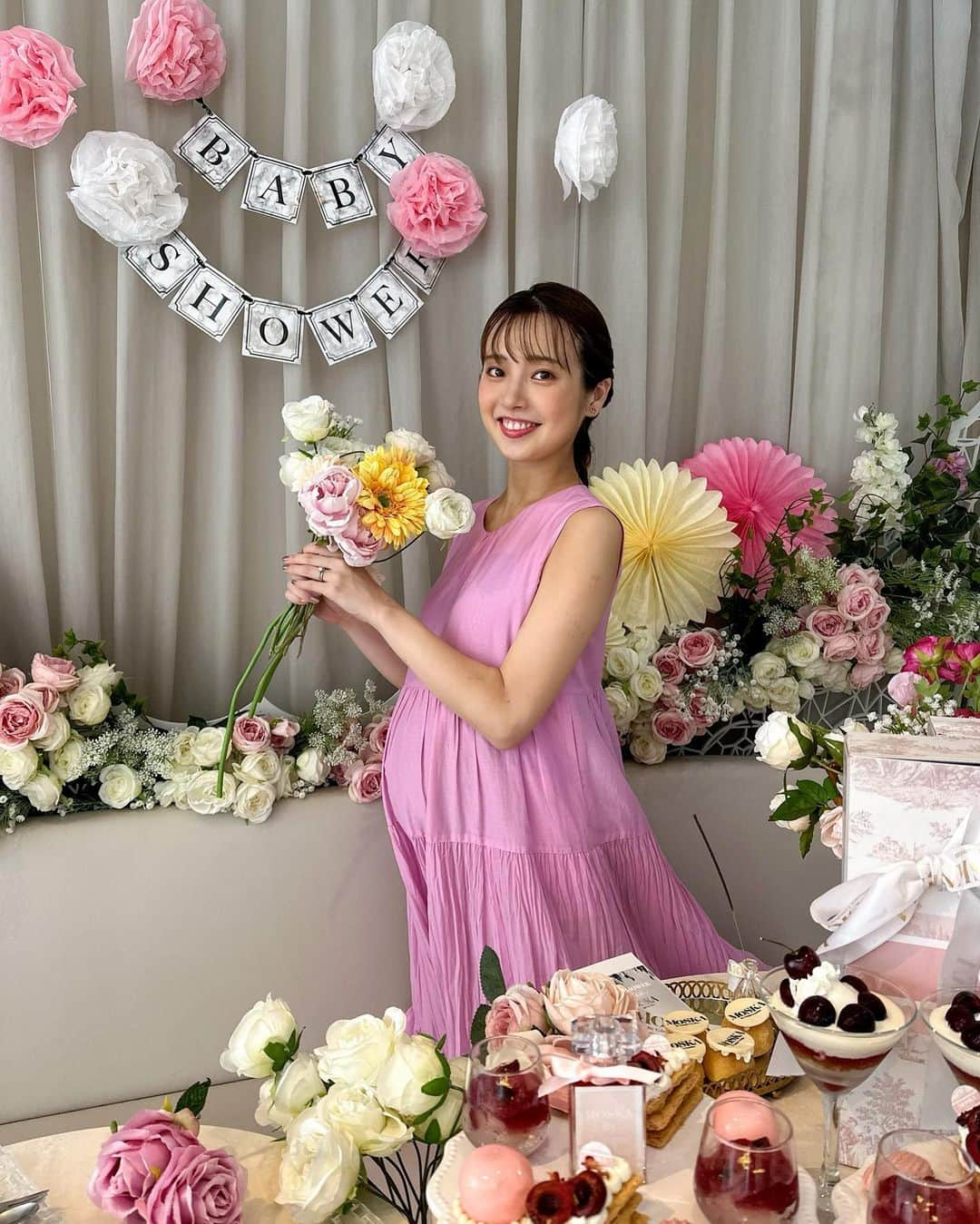 又来綾さんのインスタグラム写真 - (又来綾Instagram)「🩷👶🏻BABY SHOWER👶🏻🩷 楽しみ早く会いたいよ〜👶🏻🩷 会えるの楽しみにしてるね🩷 @erikaakire77 ファイト🤍  とっても可愛い @moska_by_gingergarden で🏰 BABY SHOWERに合わせてピンクでオムツケーキ作ってみました🤍 我ながら上出来？🤣🩷笑」6月14日 19時59分 - matarai_aya