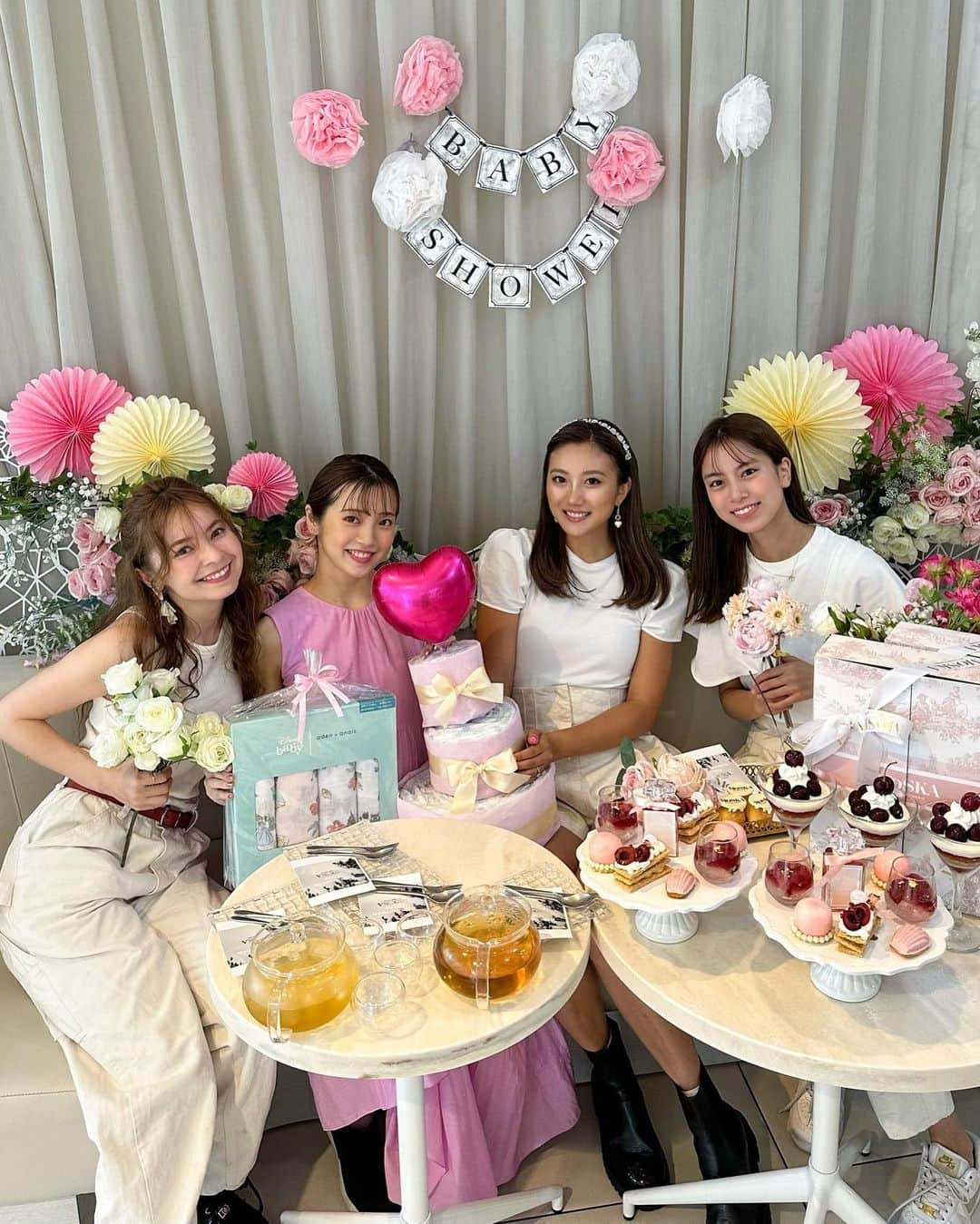 又来綾さんのインスタグラム写真 - (又来綾Instagram)「🩷👶🏻BABY SHOWER👶🏻🩷 楽しみ早く会いたいよ〜👶🏻🩷 会えるの楽しみにしてるね🩷 @erikaakire77 ファイト🤍  とっても可愛い @moska_by_gingergarden で🏰 BABY SHOWERに合わせてピンクでオムツケーキ作ってみました🤍 我ながら上出来？🤣🩷笑」6月14日 19時59分 - matarai_aya