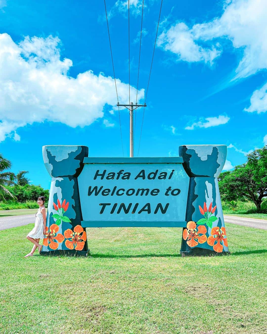マリアナ政府観光局さんのインスタグラム写真 - (マリアナ政府観光局Instagram)「Hafa Adai Welcome to TINIANと書かれたボードがお迎えしてくれるのはテニアン島のブロードウェイ。 　　　　　　　　　　 「Hafa Adai」とはマリアナの先住民族の一つチャモロの言葉で、いつでもどこでも気軽に使う挨拶です。英語の「ハロー」のように、マリアナ旅行中は「ハファディ」や「ハファダイ」とローカル気分で挨拶してみてくださいね👋 　　　　　　　　　　 テニアンのブロードウェイは島を南北に一直線に貫いている約11kmの道路。信号がなく通行量も多くないので気持ちよくドライブするのにぴったり！ レンタカーを借りて南の島ならではのゆったりドライブを楽しむ日があっても良いかも。 　　　　　　　　　　 ブロードウェイのすぐ近くにあるホテル「テニアン ウェスタンロッジ」は宿泊とレンタカーがセットになったプランがあるので、レンタカー利用の旅行にはおススメです。 　　　　　　　　　　 📷 1: @tabi_palette  2: @tinianwesternlodge 　　　　　　　　　　  ￣￣￣￣￣￣￣￣￣￣￣￣ @mymarianas_mva ではサイパン、テニアン、ロタの観光情報やキャンペーン情報を紹介しています。フォローして旅行準備に役立ててくださいね。　 　　　　　　　　　　　　　 2022/9/1 成田～サイパン 🏝 直行便就航 成田発　週3便（火・木・日） 　　　　　　　　　　　　　 【12歳以下が対象】パスポート取得サポート特典～マイファーストバケーションはマリアナ！ ⏩ https://japan.mymarianas.com/otoku-marianacation/myfirstvacation-saipan/　 ＿＿＿＿＿＿＿＿＿＿＿＿ 　　　　　　　　　　　　　 #テニアン #ブロードウェイ #ドライブ #挨拶 #看板  #サイパン #ロタ #マリアナ #テニアン旅行 #デイトリップ  #サイパン旅行 #日帰り旅行 #離島巡り #島旅 #テニアンブロードウェイ  #海外旅行 #南の島 #島暮らし  #tinian #nmi #saipan #rotailsnad #islandlife #vacation #sky #naturetravel  #summervacation #trip #beautifuldestinations」6月14日 20時00分 - mymarianas_mva