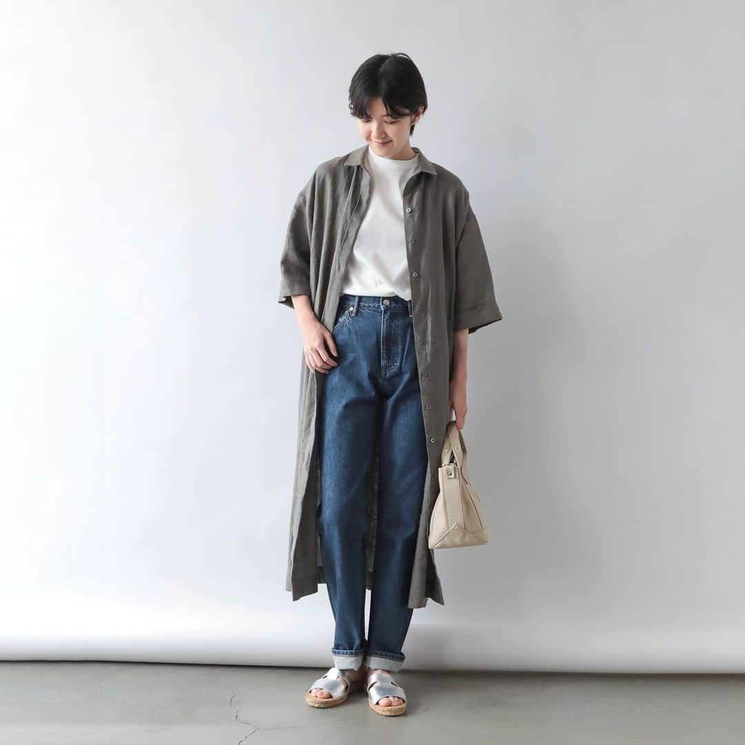 Factelier(ファクトリエ)さんのインスタグラム写真 - (Factelier(ファクトリエ)Instagram)「【NEW】新色登場！Made in Japanのリネンを味わう、仕立ての良いシャツワンピース . 日本製の上質なリネン生地で仕立てたシャツワンピースに、新カラーのカーキが加わりました。 . 作り手はシャツの専門工場「荻田縫製研究所」。 . シャツの持つ端正さとリネンワンピースならではのリラクシーな雰囲気がかけ合わさったこのワンピースは、着る人を凛として美しく見せてくれます。 . 時代にとらわれず長く愛せるこのワンピースは、ドレッシー・リゾート・カジュアル・羽織りとしてまで、1枚で幅広く着回すことができるのも楽しい1着。 . リネンは育つ素材です。長く、たくさんお召しいただくことで、着るほどに柔らかく、あじわい深く変化していくのを実感していただけるはずですよ。 . ＜特徴＞ . ■吟味された上質な素材 　Made in Japanのリネン生地を使用 . ■ハリのある風合いをそのまま、 　”CC加工”でやさしい着心地に . ■1枚で着て安心 　透けない＆ボディラインもひろわない . ■着こなしは自由自在。 　何通りもの着方が楽しめる . ■土台にあるのは 　“仕立てのいいシャツ” . ■洗濯機OK！お手入れもらくちん . . ▶︎上質リネンのシャツワンピース color：ネイビー・カーキ size：フリー price：¥ 33,000 . . ---------- 語れるもので日々を豊かに . ファクトリエはメイドインジャパンの 工場直結ファッションブランドです。 職人の情熱と最高の技術がつまった、人に語りたくなるものを長く大切に使ってもらいたい、そんな想いと共に語れる本物をお届けします。 . ▽公式サイトはプロフィールのURLから @factelier  #ファクトリエ #factelier #荻田縫製研究所 #メイドインジャパン #日本製 #ベーシック #良いものを長く #クラフトマンシップ #語れるもので日々を豊かに #リネン #リネンワンピース #リネンワンピ #ジャパンリネン #天然繊維 #シャツワンピ #シャツワンピース #着回し抜群」6月14日 20時00分 - factelier