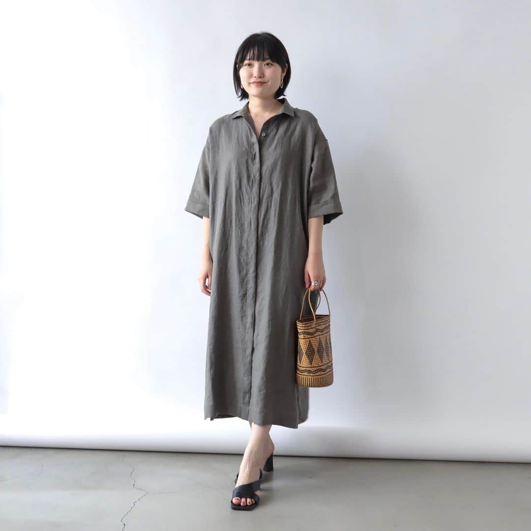 Factelier(ファクトリエ)さんのインスタグラム写真 - (Factelier(ファクトリエ)Instagram)「【NEW】新色登場！Made in Japanのリネンを味わう、仕立ての良いシャツワンピース . 日本製の上質なリネン生地で仕立てたシャツワンピースに、新カラーのカーキが加わりました。 . 作り手はシャツの専門工場「荻田縫製研究所」。 . シャツの持つ端正さとリネンワンピースならではのリラクシーな雰囲気がかけ合わさったこのワンピースは、着る人を凛として美しく見せてくれます。 . 時代にとらわれず長く愛せるこのワンピースは、ドレッシー・リゾート・カジュアル・羽織りとしてまで、1枚で幅広く着回すことができるのも楽しい1着。 . リネンは育つ素材です。長く、たくさんお召しいただくことで、着るほどに柔らかく、あじわい深く変化していくのを実感していただけるはずですよ。 . ＜特徴＞ . ■吟味された上質な素材 　Made in Japanのリネン生地を使用 . ■ハリのある風合いをそのまま、 　”CC加工”でやさしい着心地に . ■1枚で着て安心 　透けない＆ボディラインもひろわない . ■着こなしは自由自在。 　何通りもの着方が楽しめる . ■土台にあるのは 　“仕立てのいいシャツ” . ■洗濯機OK！お手入れもらくちん . . ▶︎上質リネンのシャツワンピース color：ネイビー・カーキ size：フリー price：¥ 33,000 . . ---------- 語れるもので日々を豊かに . ファクトリエはメイドインジャパンの 工場直結ファッションブランドです。 職人の情熱と最高の技術がつまった、人に語りたくなるものを長く大切に使ってもらいたい、そんな想いと共に語れる本物をお届けします。 . ▽公式サイトはプロフィールのURLから @factelier  #ファクトリエ #factelier #荻田縫製研究所 #メイドインジャパン #日本製 #ベーシック #良いものを長く #クラフトマンシップ #語れるもので日々を豊かに #リネン #リネンワンピース #リネンワンピ #ジャパンリネン #天然繊維 #シャツワンピ #シャツワンピース #着回し抜群」6月14日 20時00分 - factelier