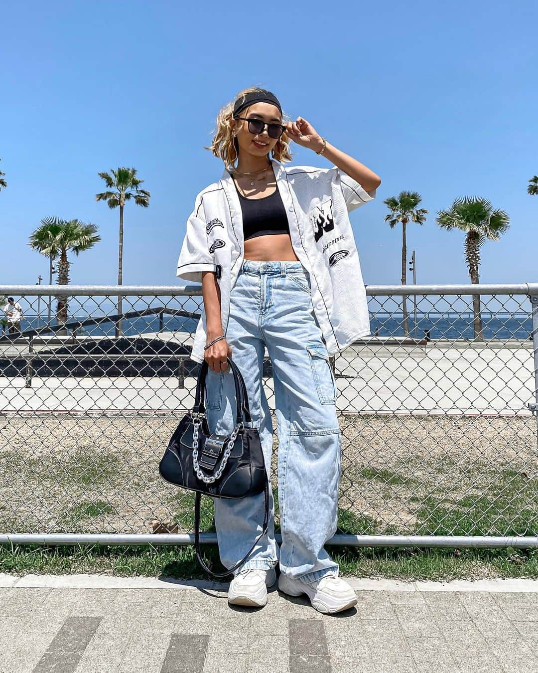 Ayaのインスタグラム：「🌴⚾️🤍 . ______________________________________________________ #sportyfashion #sportyoutfits #海外コーデ #海外ファッション #海外風コーデ #スポーティーコーデ #スポーティーファッション #スポーティー女子 #外国人風 #外国人風コーデ #外国人風ファッション #カラーコーデ #プチプラコーデ #hmxme #ベースボールシャツ #ベースボールシャツコーデ」