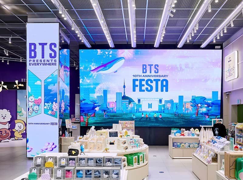BT21 Stars of tomorrow, UNIVERSTAR!さんのインスタグラム写真 - (BT21 Stars of tomorrow, UNIVERSTAR!Instagram)「LINE FRIENDS Offline Stores turn PURPLE, too💜  🔮6.12 (MON) - 6.25 (SUN)🔮 Come and have a look, UNISTARS And enjoy your time with BT21  #2023BTSFESTA #BTS10thAnniversary #2023BTSFESTAwithBT21 #BT21 #LINEFRIENDS #라인프렌즈 #라인프렌즈스토어」6月14日 20時00分 - bt21_official