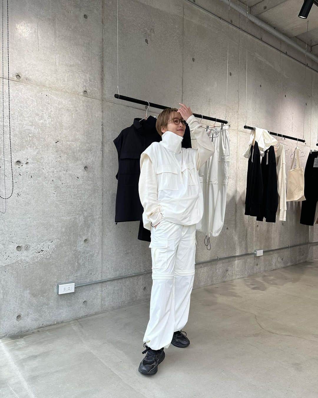 石田一帆のインスタグラム：「. POPUP服  やっぱりナイロン推し☺️🪐 これ着てキャンプとフェスにいきたいのだ🏜️  2日目は写真撮り忘れてしまいまして IG liveのアーカイブご覧ください🤳  ☑︎1-4 NYLON SETUP / WHITE 14G L/S THERMAL / WHITE / 01  ☑︎5-7 NYLON PULLOVER / BLACK S/S BASIC SHEER TEE / YELLOW TAPERED PANTS / BLACK / 01  ちなみにECではシアーT複数買いが多めです🤲  #1fclothing」