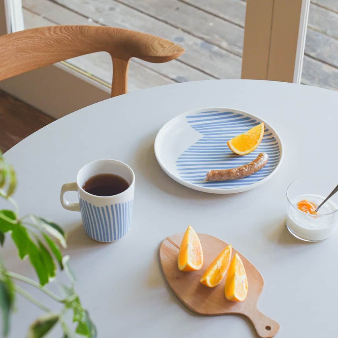 北欧、暮らしの道具店さんのインスタグラム写真 - (北欧、暮らしの道具店Instagram)「【新商品】食卓に爽やかな空気を運ぶ marimekkoのマグカップとプレート . - - - - - - - - - - - -  本日は、蒸し暑い季節に 涼しさをもたらしてくれそうな marimekkoのマグカップとプレートが 新登場しました！  今回ご紹介するUIMARI（ウイマリ） というデザインは、 フィンランド語で「スイマー」の意味。  ゆったりと柔らかなラインのストライプは、 実は切り絵でデザインされたものなんです。  規則的な直線とも、 手書きの味わいとも違った、 切り絵ならではの表情のある柄に バイヤーが一目惚れし、 今回取り扱いを決めました。  マグカップは、 すっきりした印象ながら、 容量は200mlが余裕で入る たっぷりサイズです。  朝のコーヒーはもちろん、 夏に飲みたくなるシュワっとしたドリンクや、 アイスティーなどにもマッチしそうですね♪  20cmサイズのプレートは、 トーストがすっぽり入る大きさで、 朝食にもおやつにも使い勝手抜群な1枚です。  アートピースのような雰囲気なので、 ディッシュスタンドに飾ってもきっと素敵です。  家族で使う器とは別に、 自分用の1枚として迎えるのも良いですね。  お家時間が増えるこれからの季節は、 お気に入りの食器を楽しむ チャンスかもしれません。  このUIMARIのマグカップとプレートで、 皆さんの暮らしがもっと素敵なものに なれば嬉しいです。 . ーーー 掲載のアイテムはこちら▼ ーーー . ☑︎ marimekko / マリメッコ / UIMARI / ウイマリ / マグ280ml（ライトブルー） ☑︎ marimekko / マリメッコ / UIMARI / ウイマリ / プレート20cm（ライトブルー） - - - - - - - - - - - - - - - - - -   ▶︎ お買いものはプロフィールのリンクから ご覧くださいね。→@hokuoh_kurashi . #marimekko#マリメッコ#UIMARI#ウイマリ#マグカップ#マグ#プレート#北欧食器#食器#食器好き#食器集め #朝ごはん#ランチ#夜ごはん#ディナー#料理#シンプル #シンプルライフ#シンプルデザイン#暮らしを楽しむ#日々の暮らし #北欧#暮らし#北欧暮らしの道具店」6月14日 20時02分 - hokuoh_kurashi